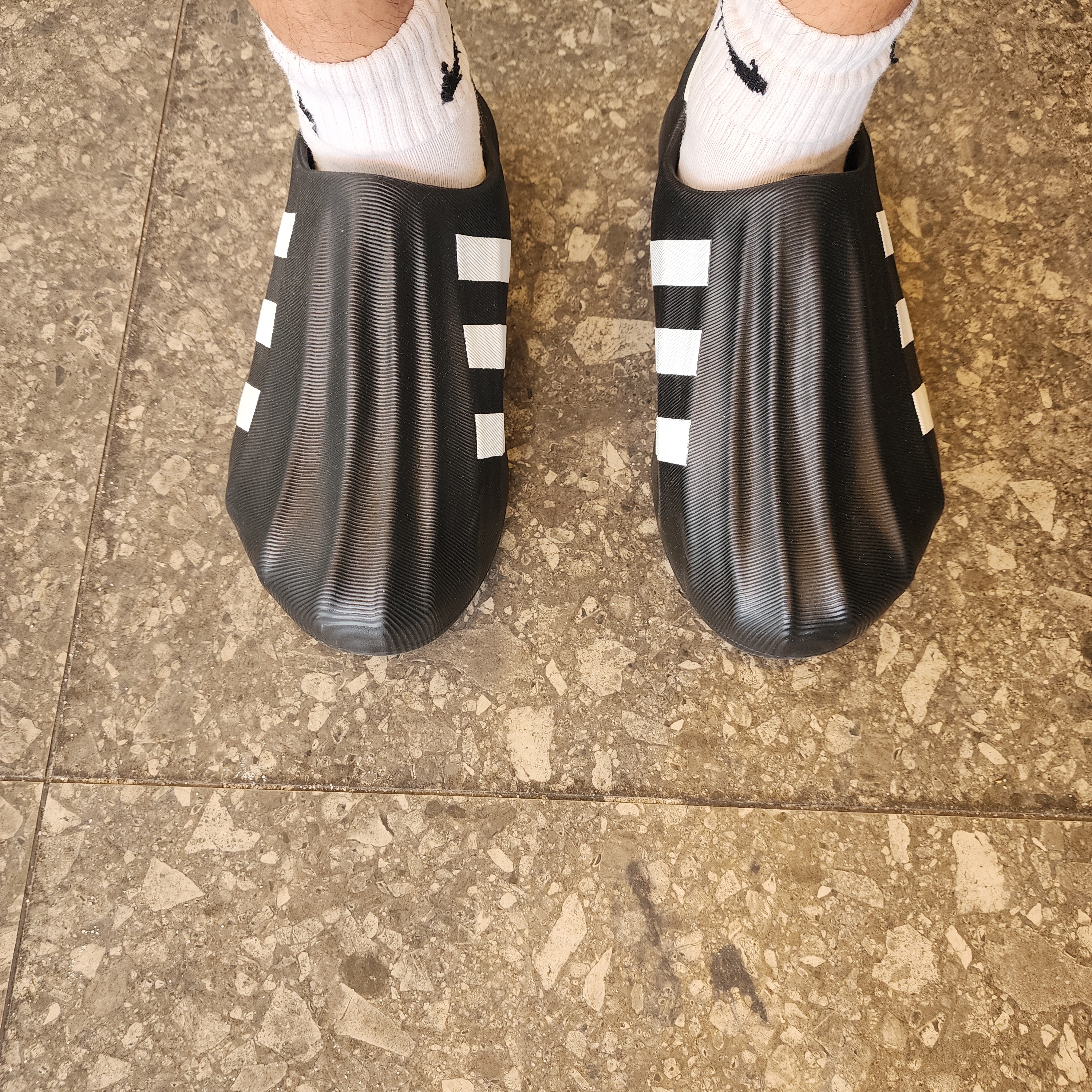 Adidas Adifom Superstar Core Black Cloud White 착용 스타일