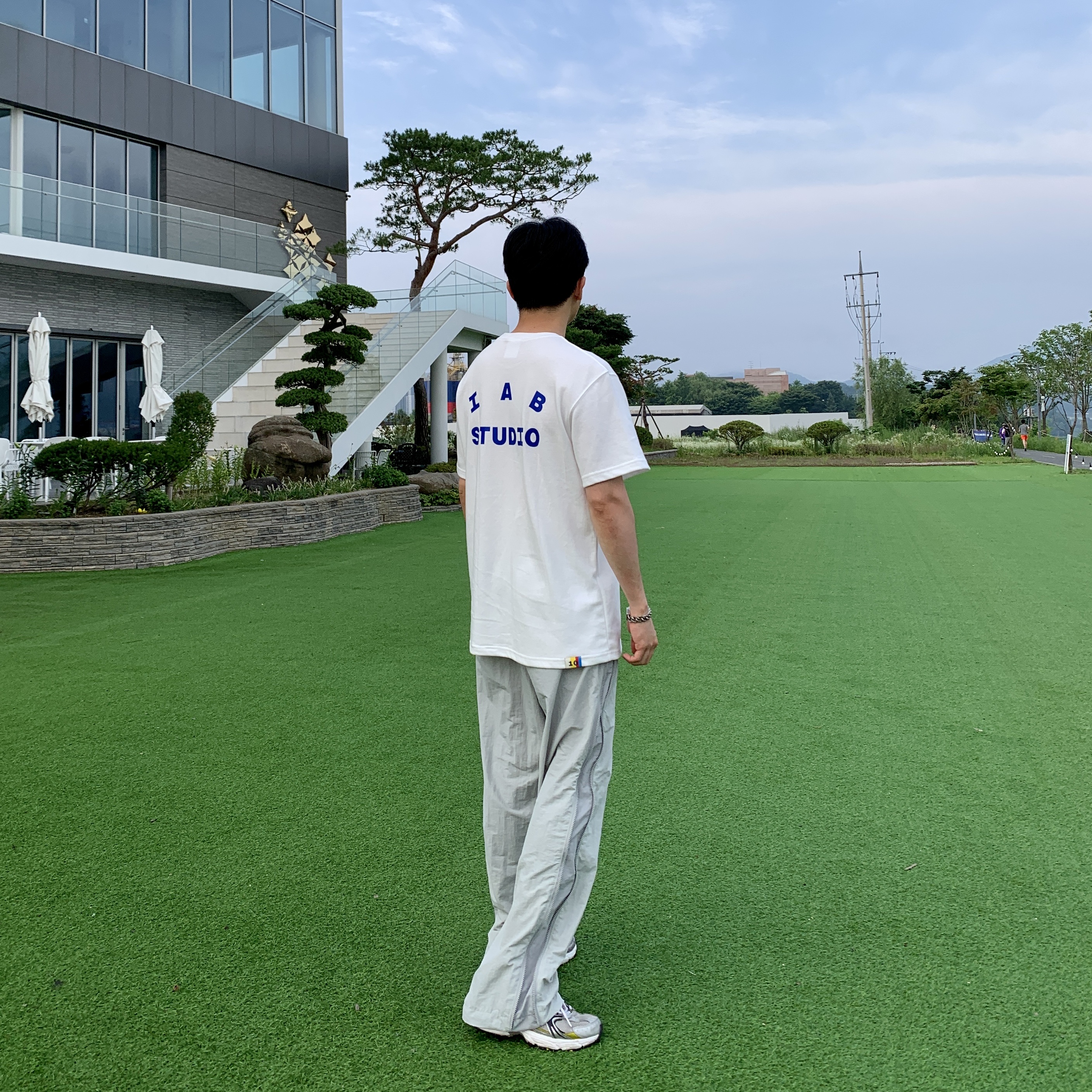 IAB Studio 10th Anniversary T-Shirts Pack White & Black (2 Pack), IAB Studio 10th Anniversary T-Shirt White 착용 스타일 - 2