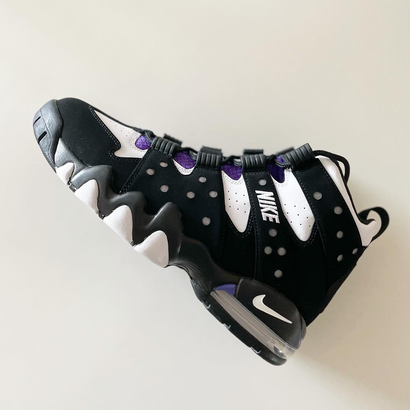 Nike Air Max 2 CB 94 Black and Pure Purple 착용 스타일 - 2