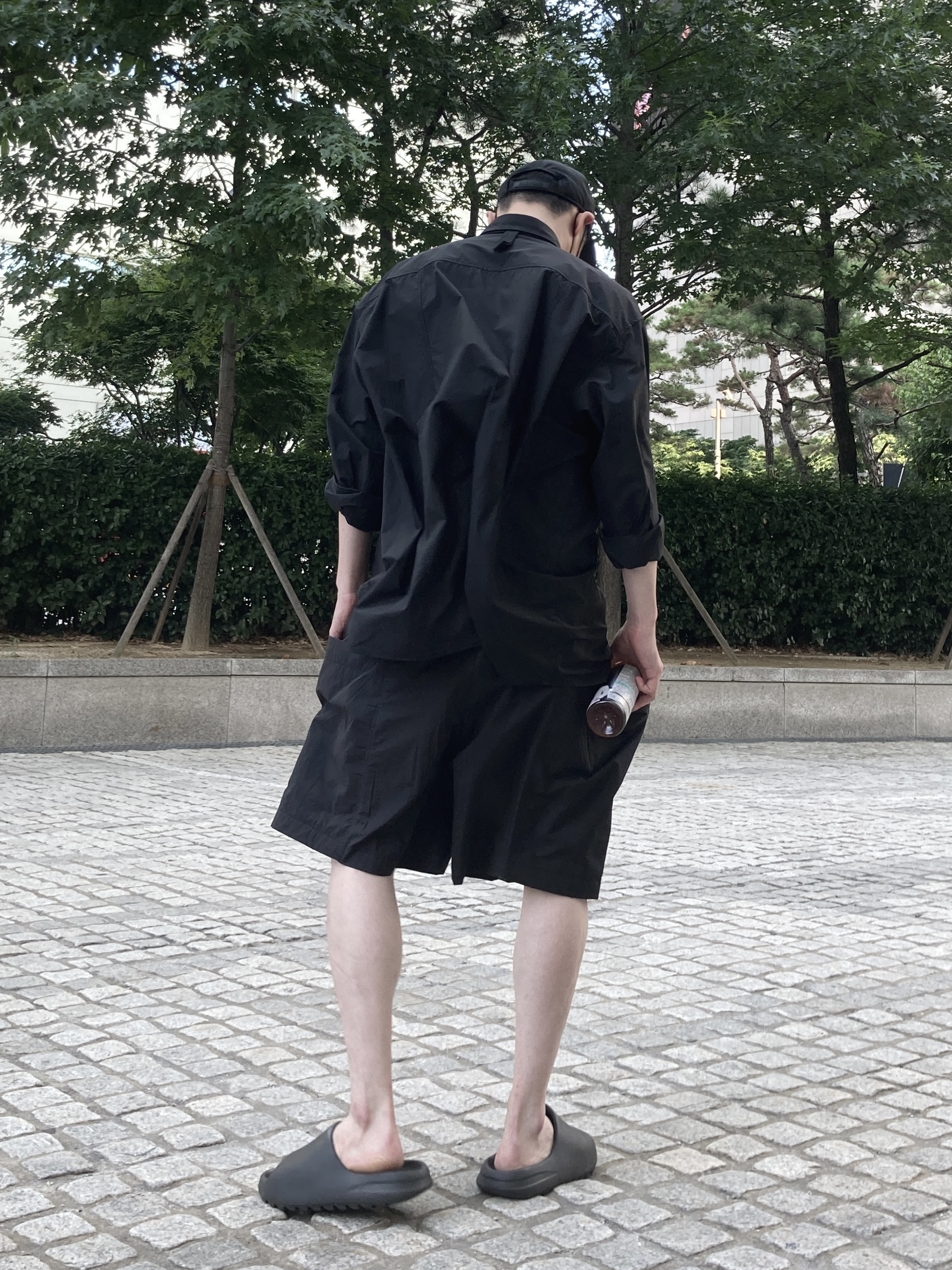Adidas Yeezy Slide Onyx, Essentials x New Era Retro Crown Strapback Black 착용 스타일 - 3