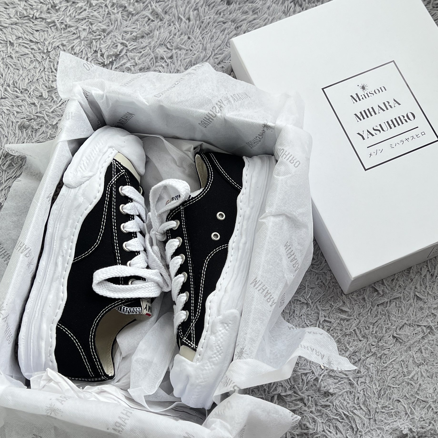 Maison Mihara Yasuhiro Hank OG Sole Canvas Low-top Sneakers Black 착용 스타일
