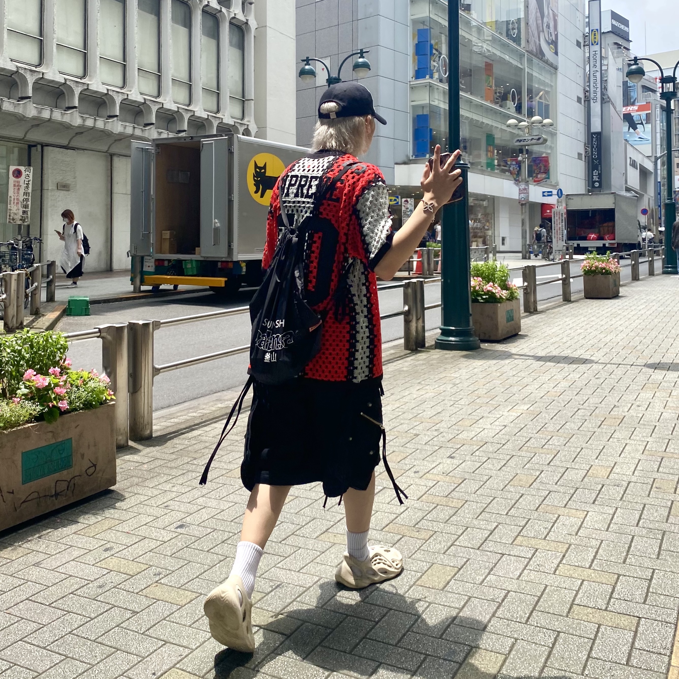 Supreme Crochet Football Jersey Black - 23SS, Adidas Yeezy Foam RNNR Sand 착용 스타일 - 1