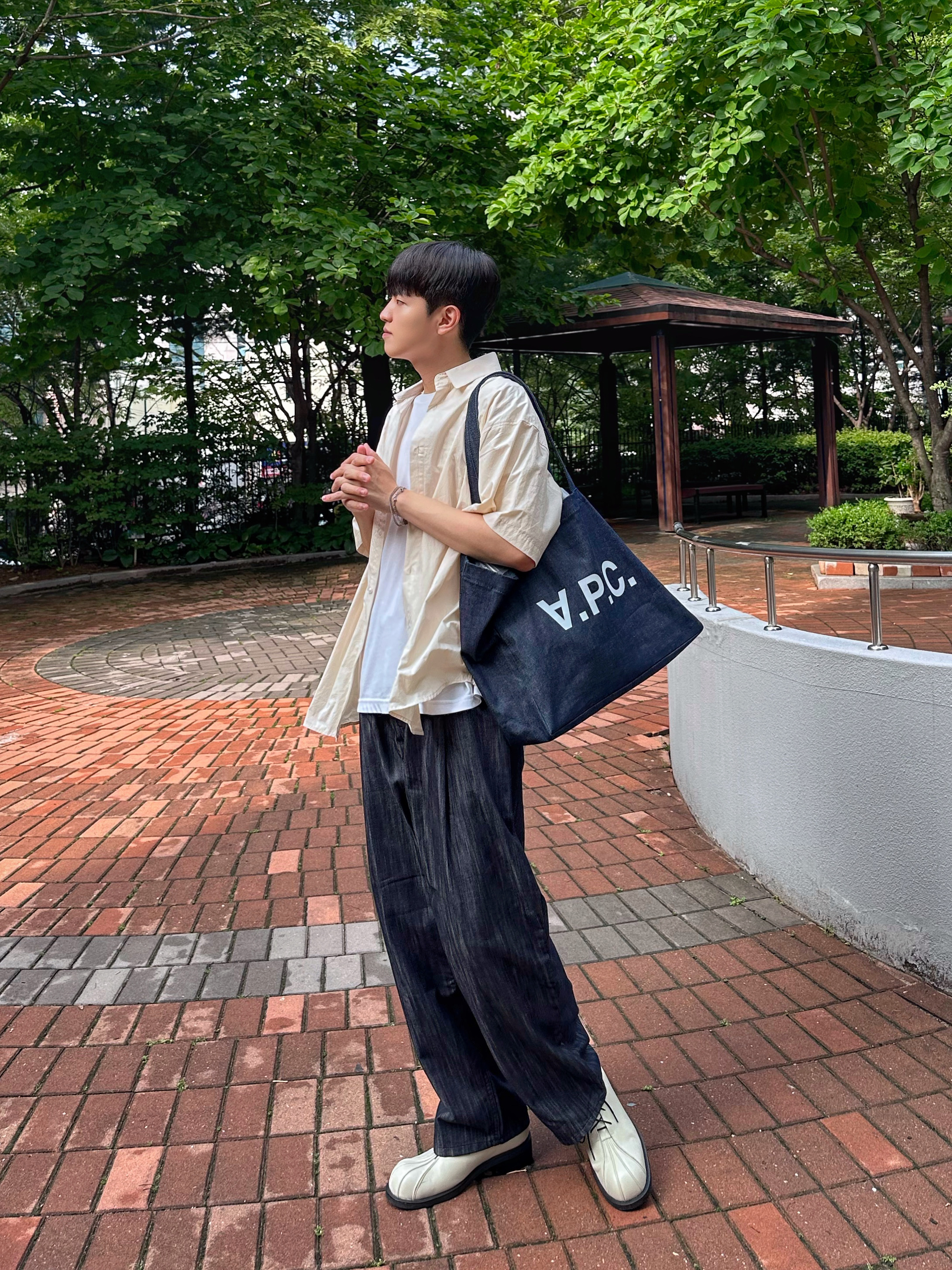 A.P.C. Daniela Shopping Bag Indigo 착용 스타일 - 1