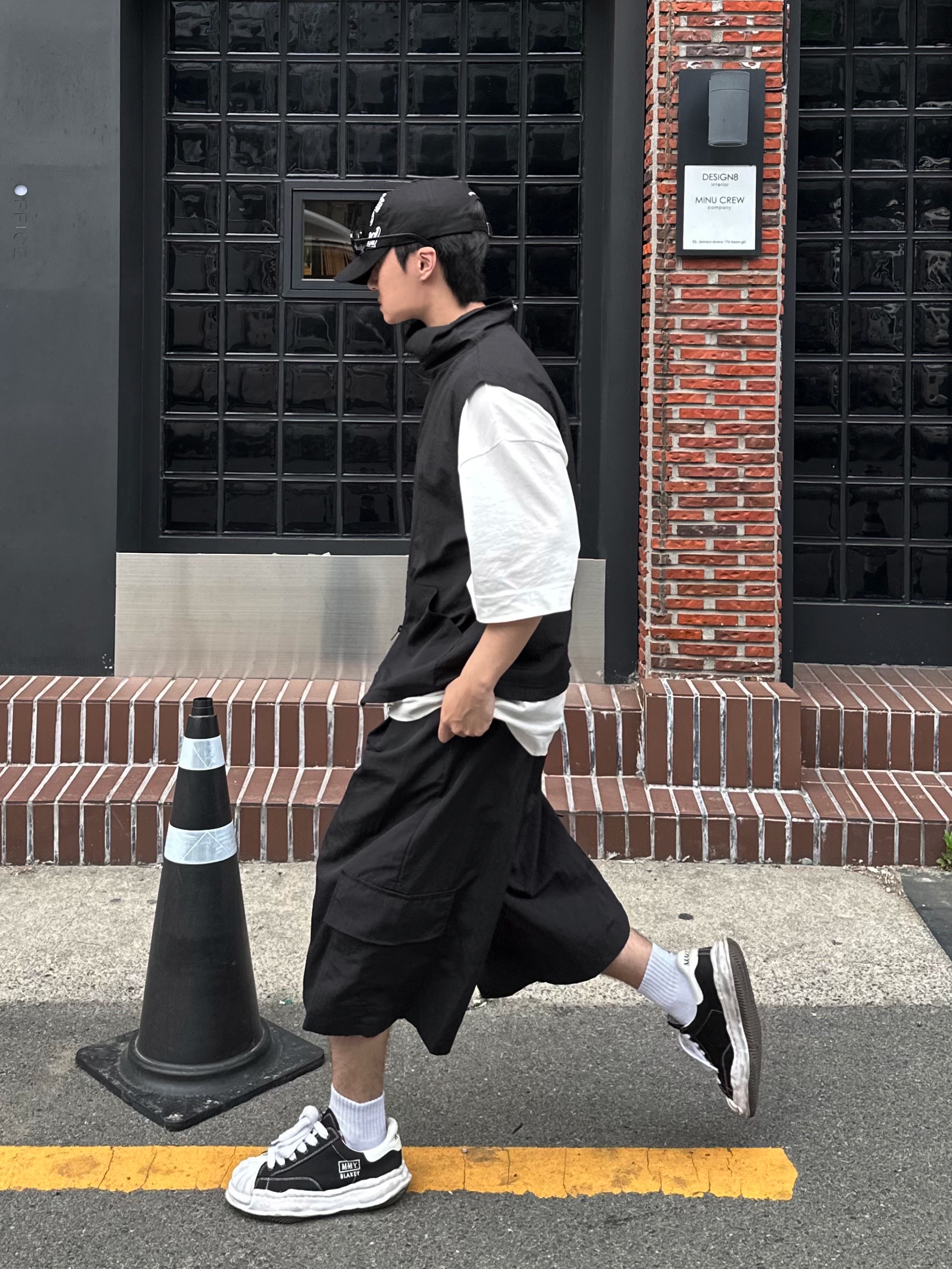 Maison Mihara Yasuhiro Blakey OG Sole Canvas Low-top Sneakers Black White 착용 스타일 - 3