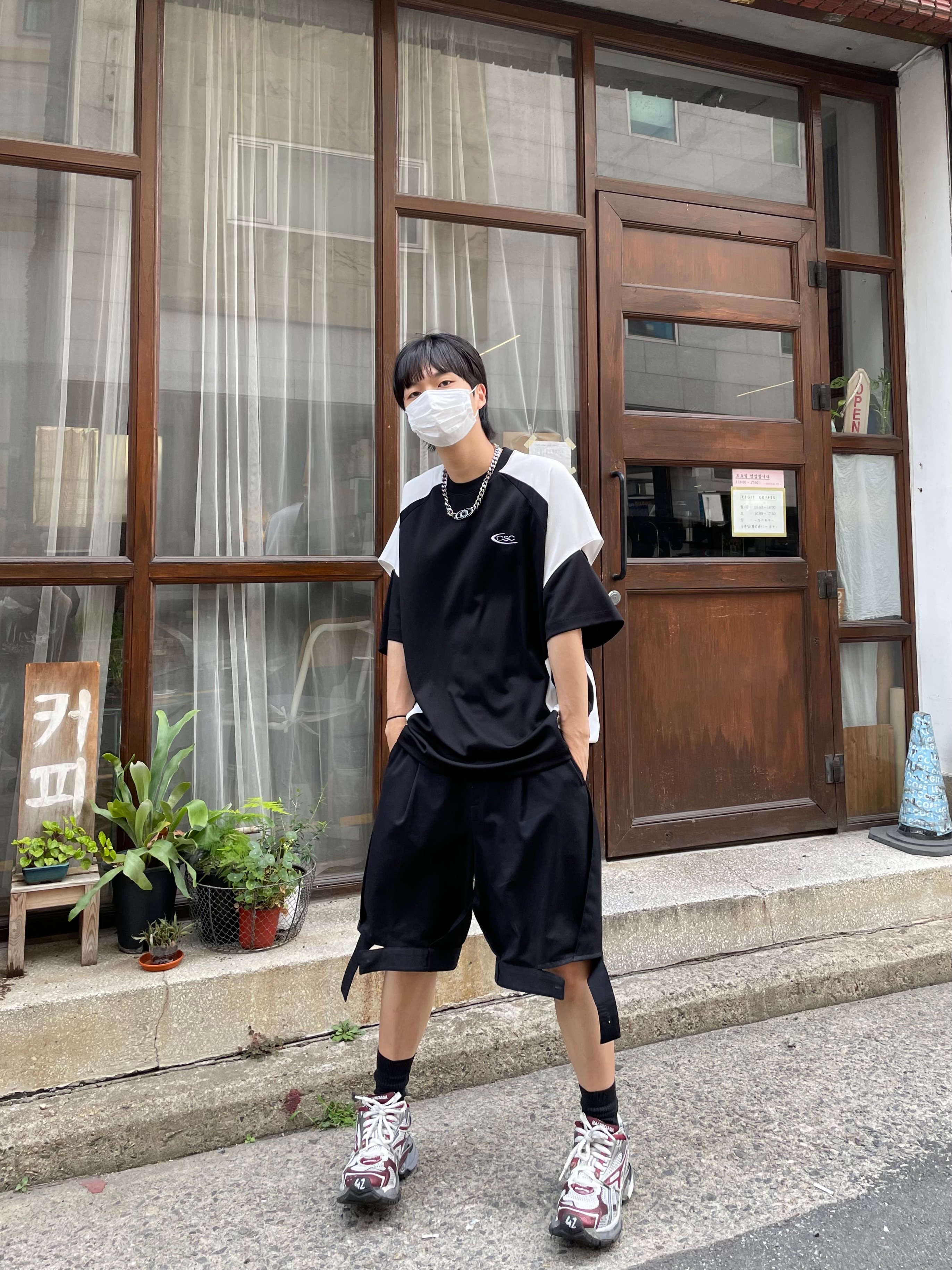 Balenciaga Runner Sneakers Grey Burgundy 착용 스타일 - 1