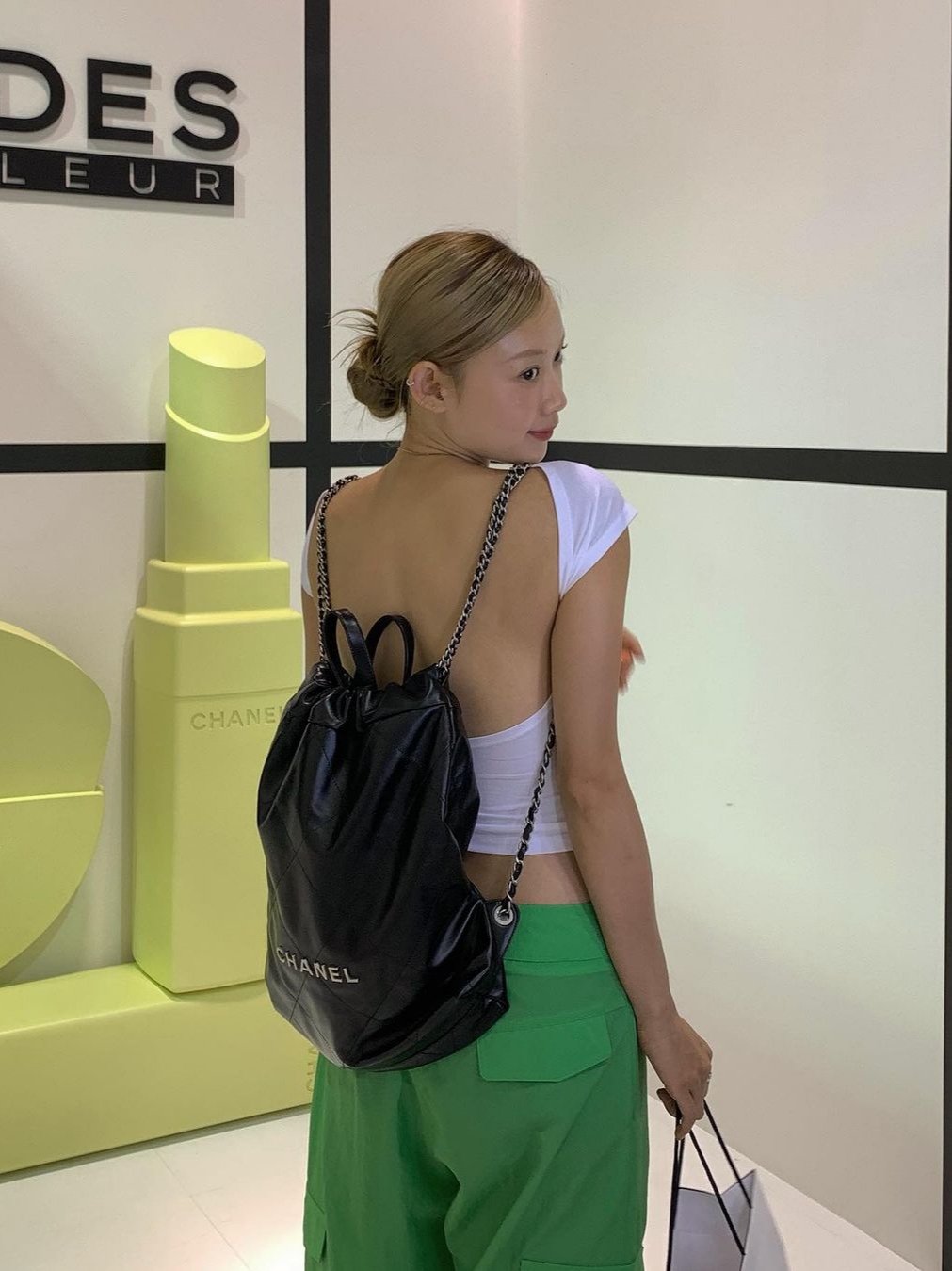 Chanel 22 Backpack Shiny Calfskin & Gold Black 착용 스타일