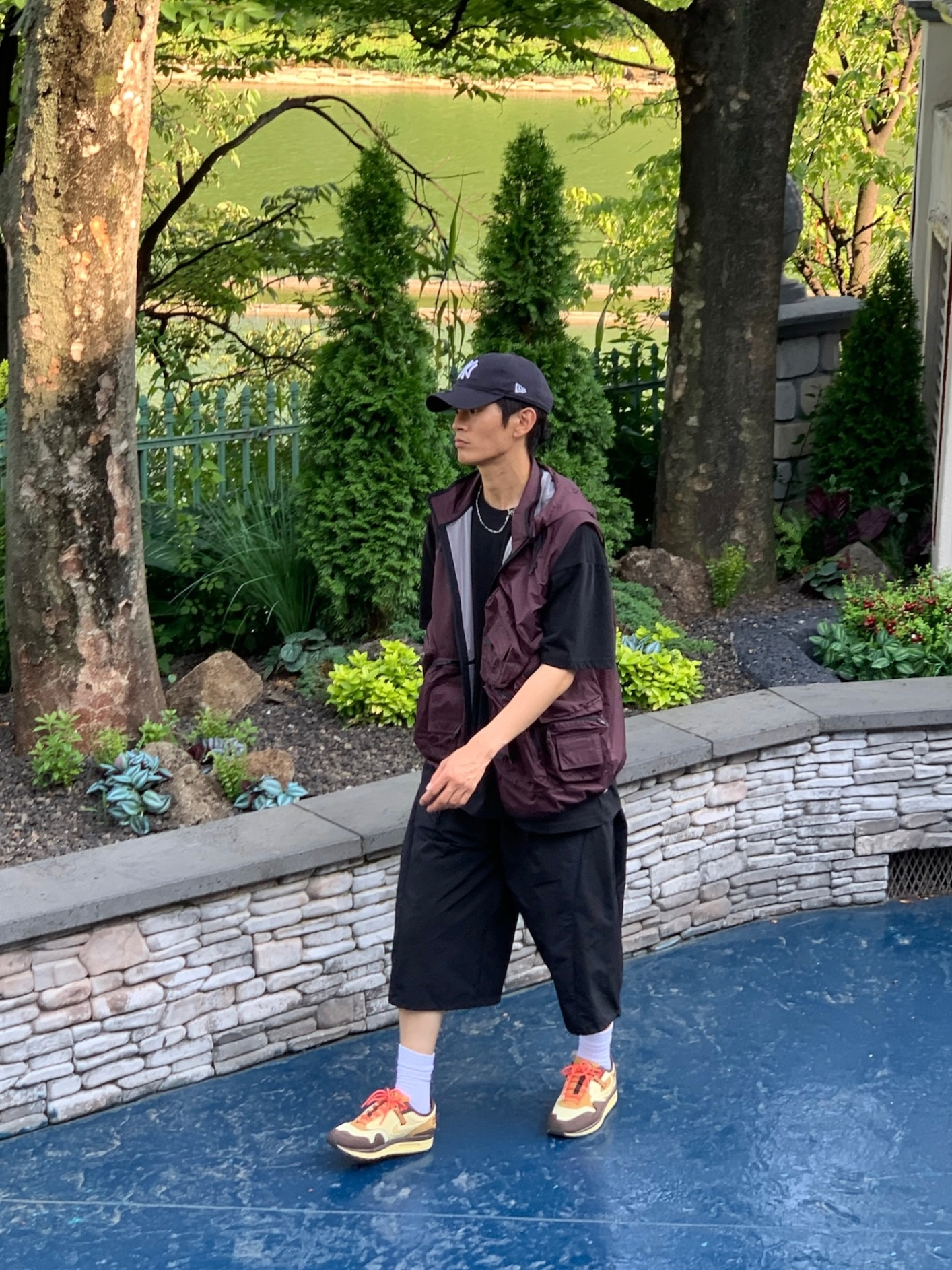 Nike x Travis Scott Air Max 1 Cact.us Brown, New Era x MoMA New York Yankees Cap Navy 착용 스타일 - 1