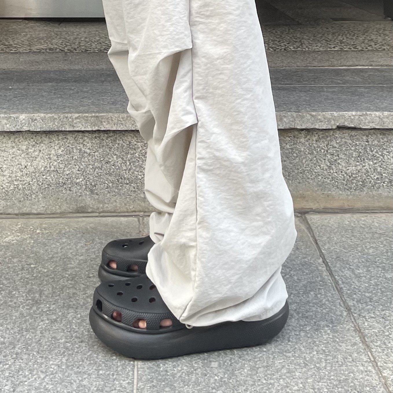 Crocs Classic Crush Clog Black 착용 스타일 - 2
