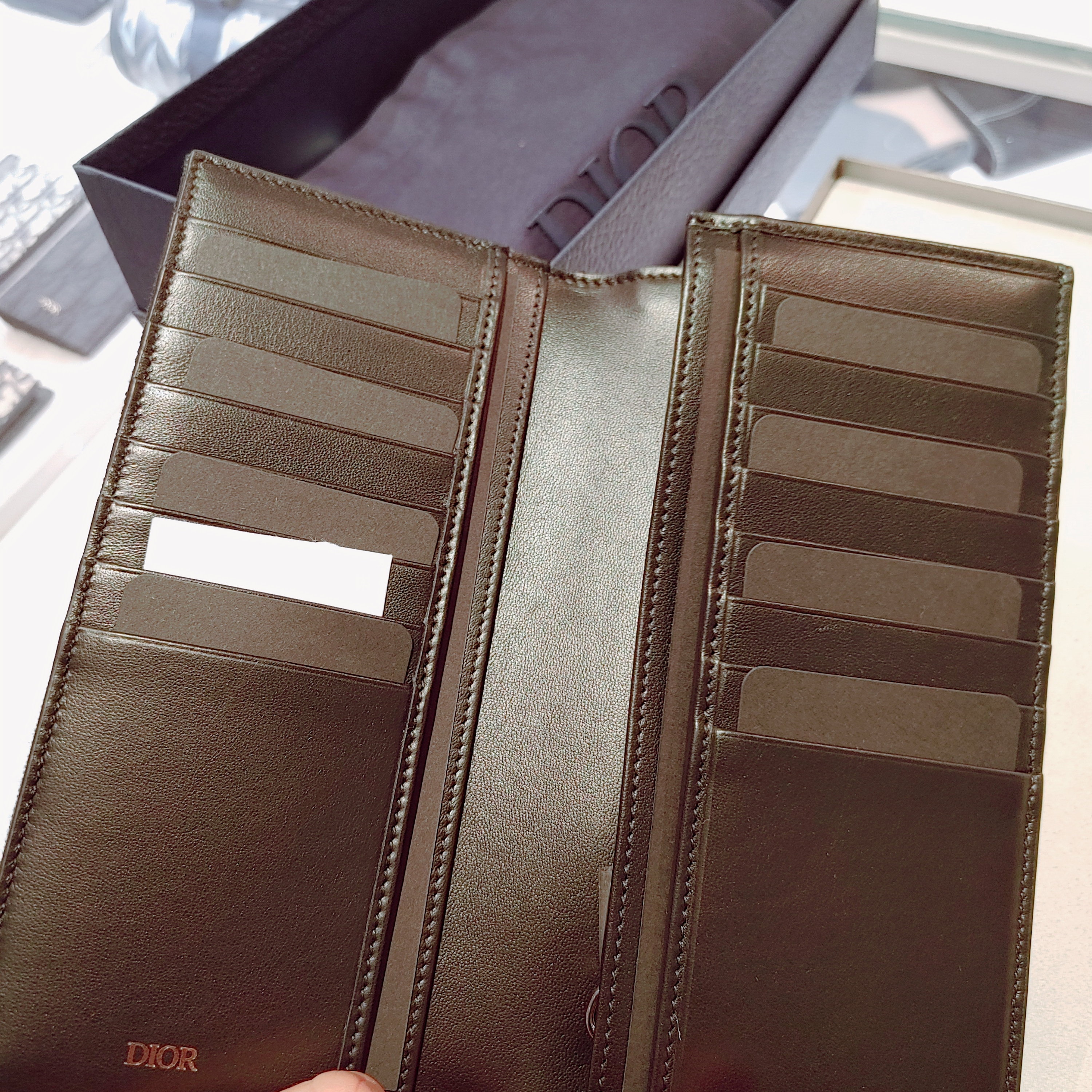 Dior Vertical Long Wallet Black Dior Oblique Jacquard 착용 스타일 - 2