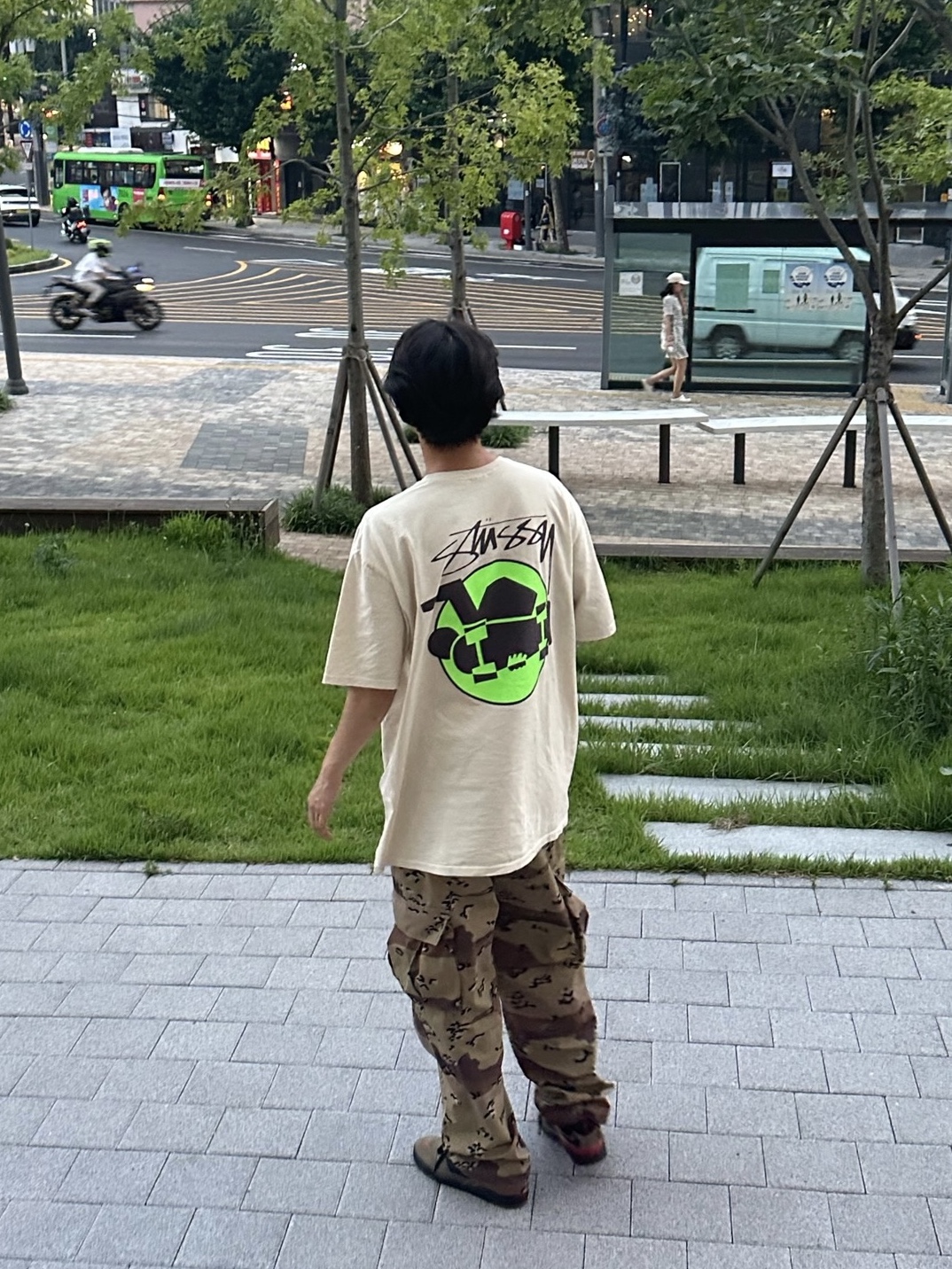 Stussy Skateman T-Shirt Putty, Nike SB Ishod Wair Light Olive 착용 스타일 - 1
