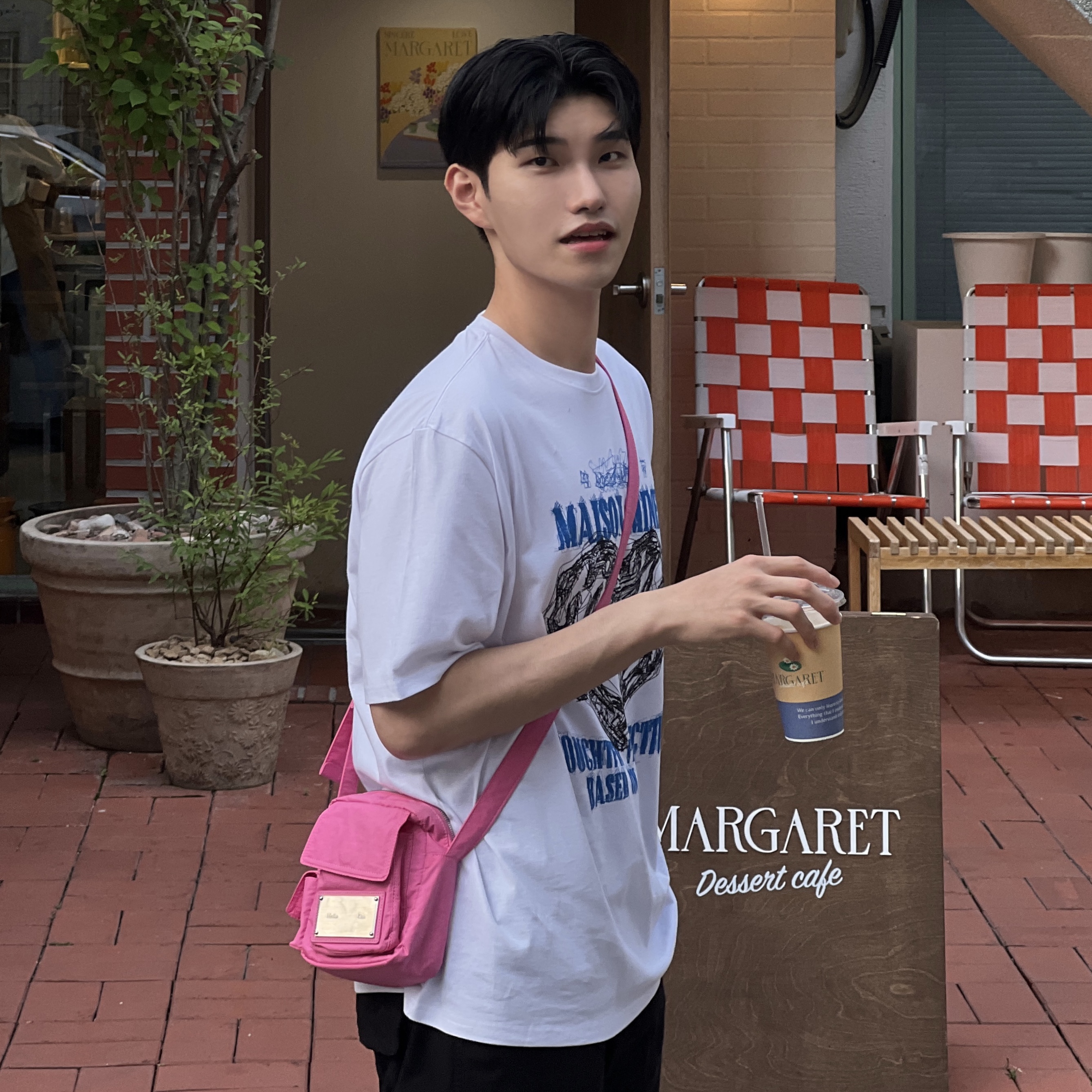 Converse Chuck 70 Ox Seasonal Color Deep Waters, Matin Kim Cargo Cross Mini Bag Dark Pink 착용 스타일 - 2