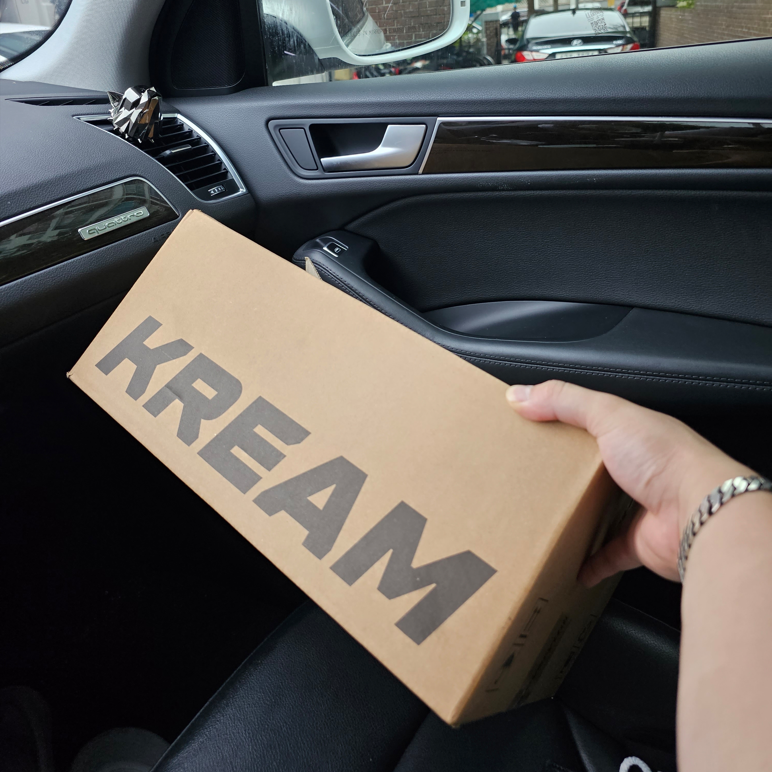 Adidas Yeezy Foam RNNR MX Cinder 착용 스타일