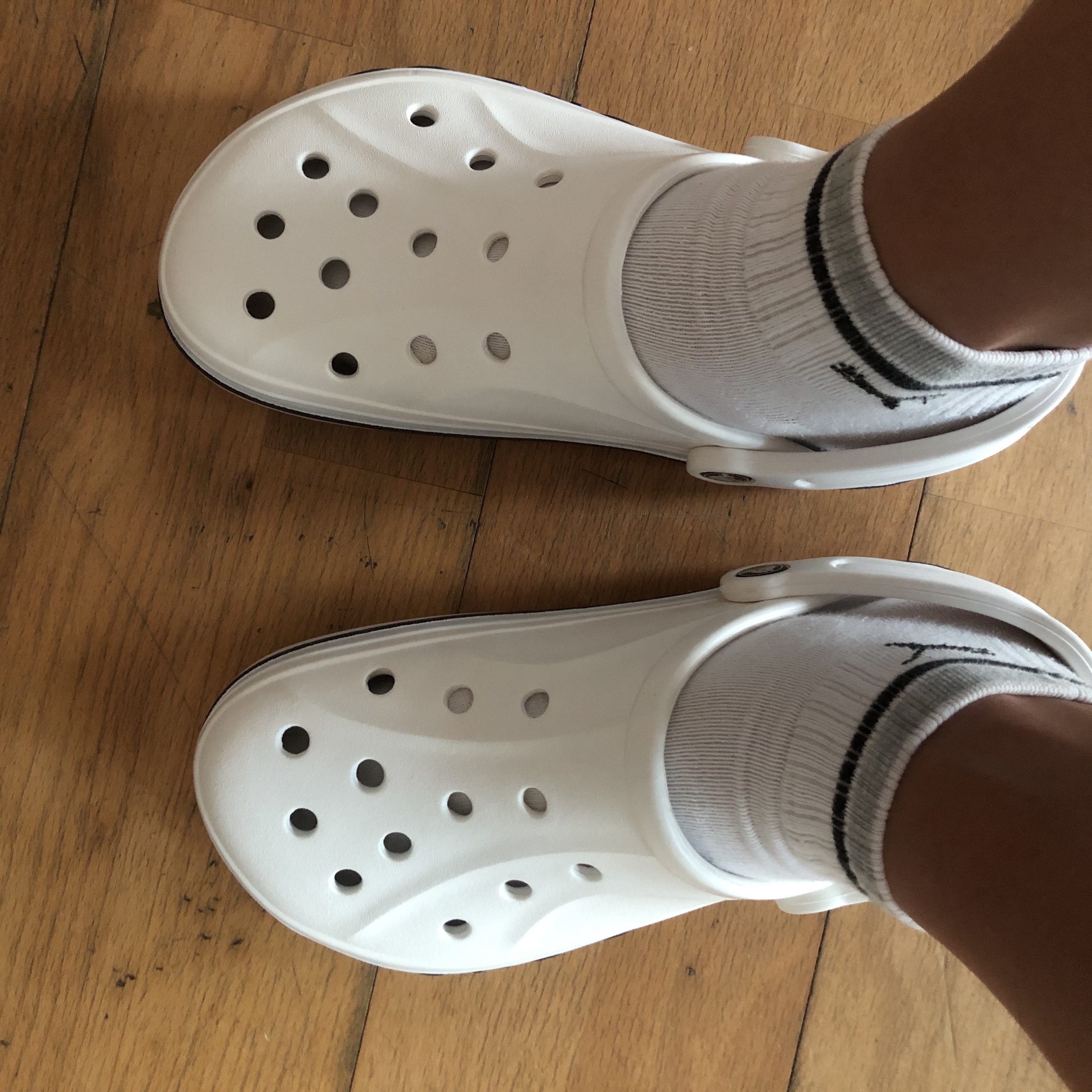 Crocs Bayaband Clog White Navy 착용 스타일 - 2