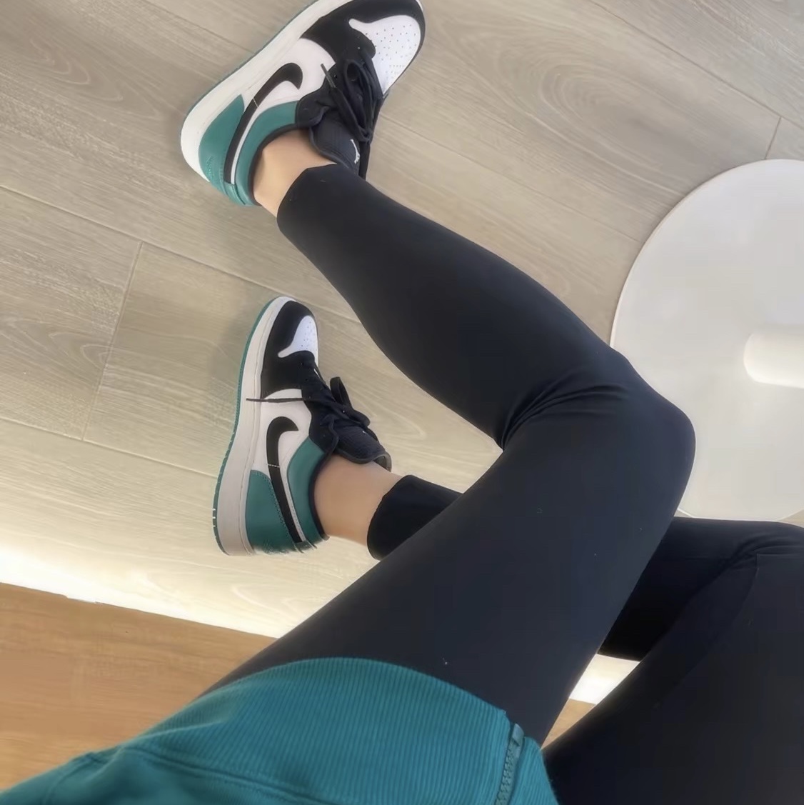 (GS) Jordan 1 Low Black Mystic Green 착용 스타일 - 2