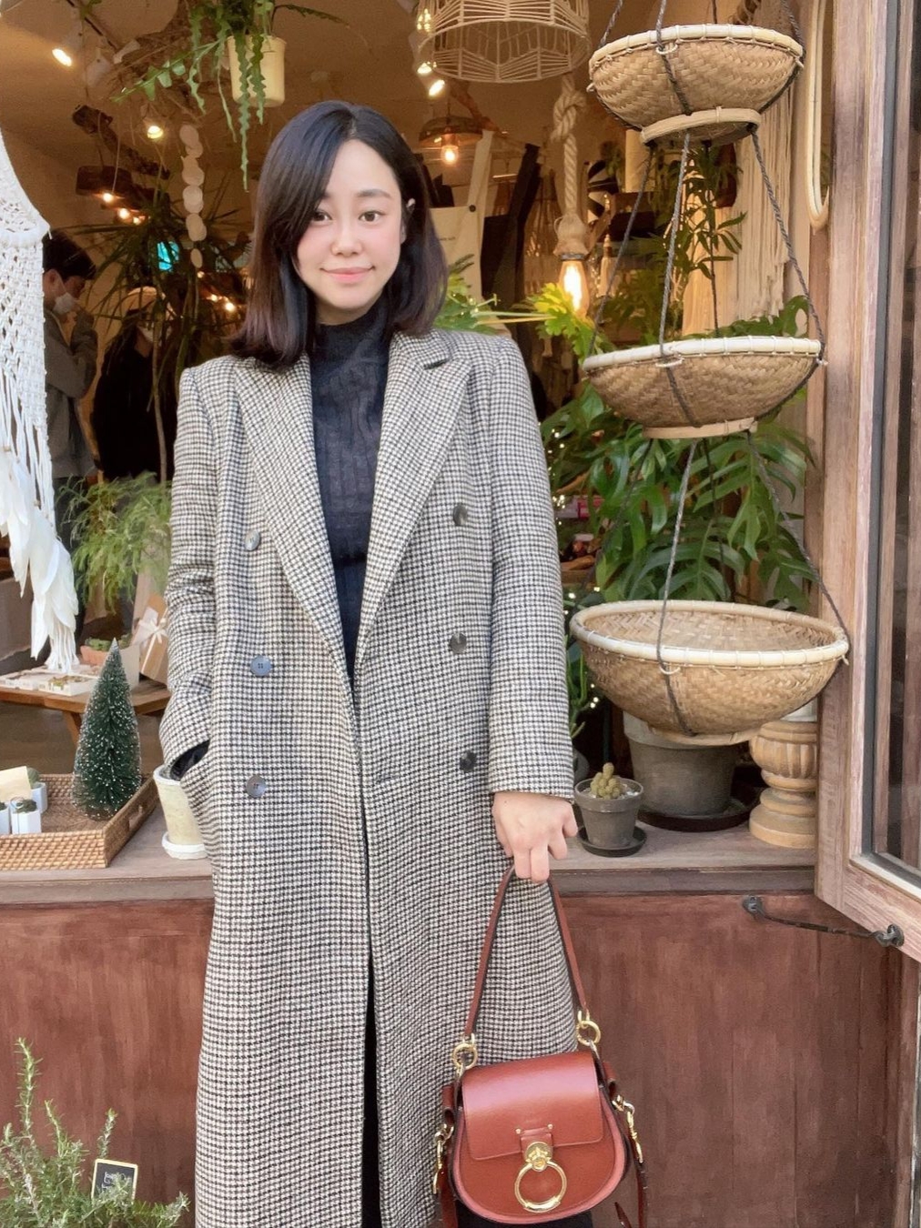 Chloe Tess Small Bag in Shiny Suede Calfskin Sepia Brown 착용 스타일