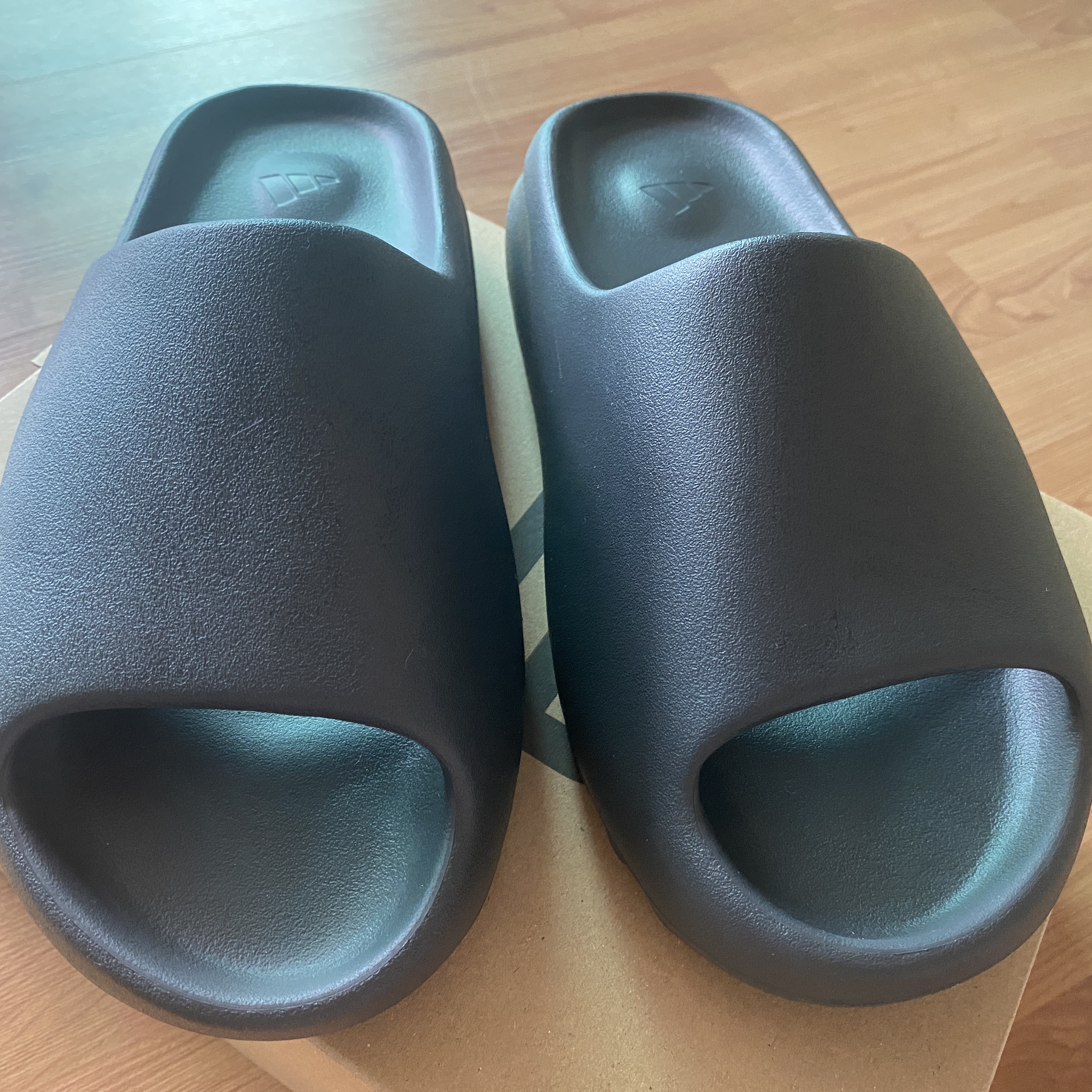 Adidas Yeezy Slide Onyx 착용 스타일
