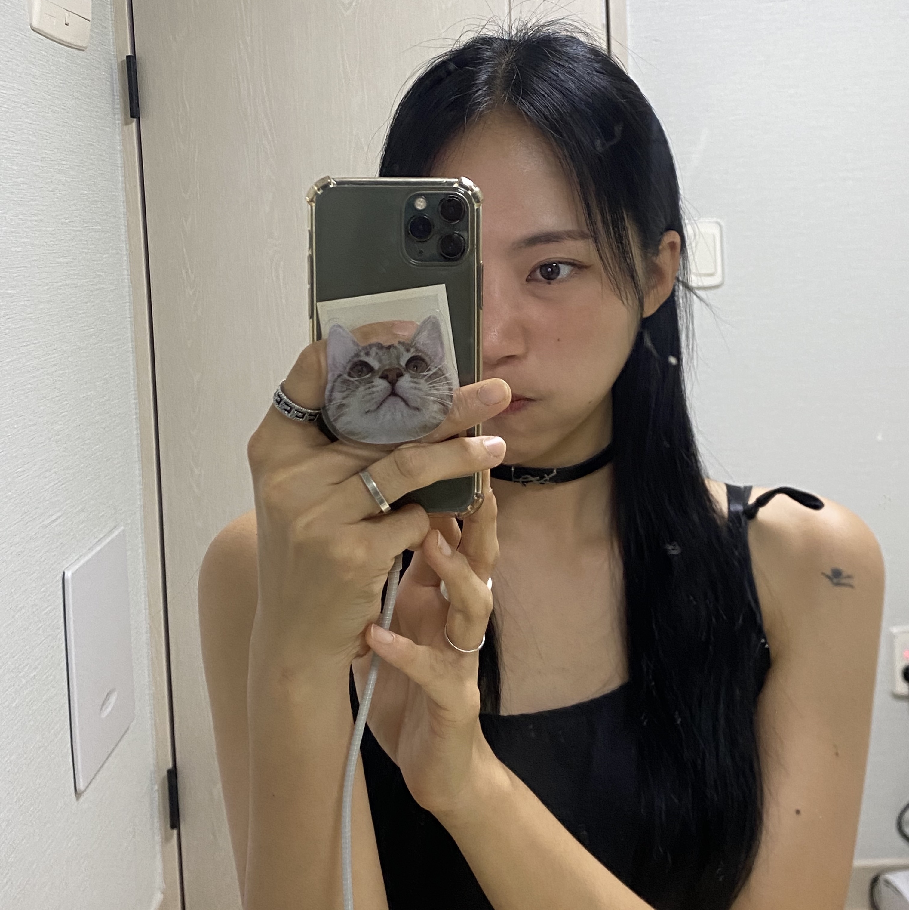 (W) Saint Laurent Opyum Bracelet in Leather and Metal Black Silver, Gucci Silver Ring With SquareG Silver Aged Finish 착용 스타일 - 1