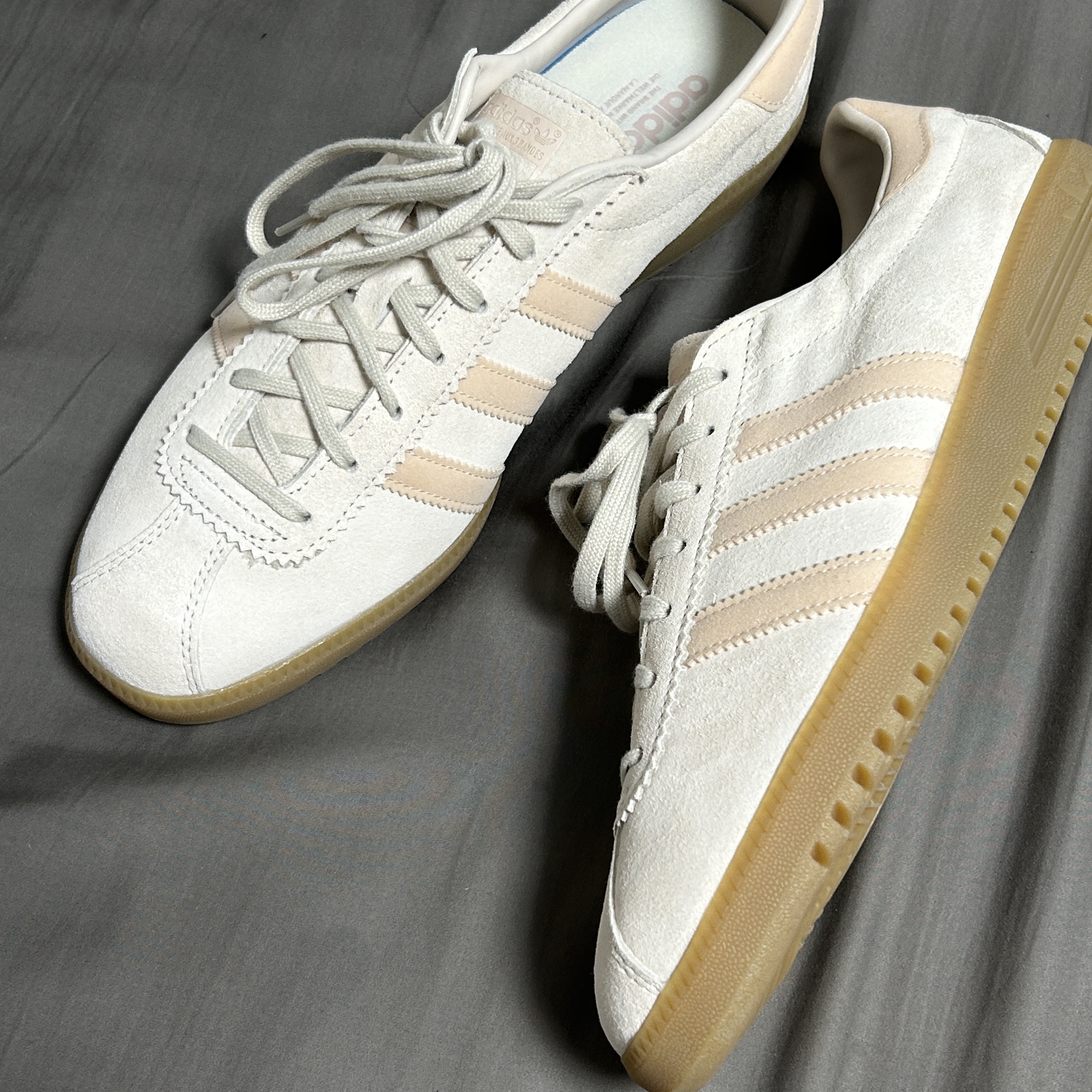 Adidas Bermuda Wonder White 착용 스타일