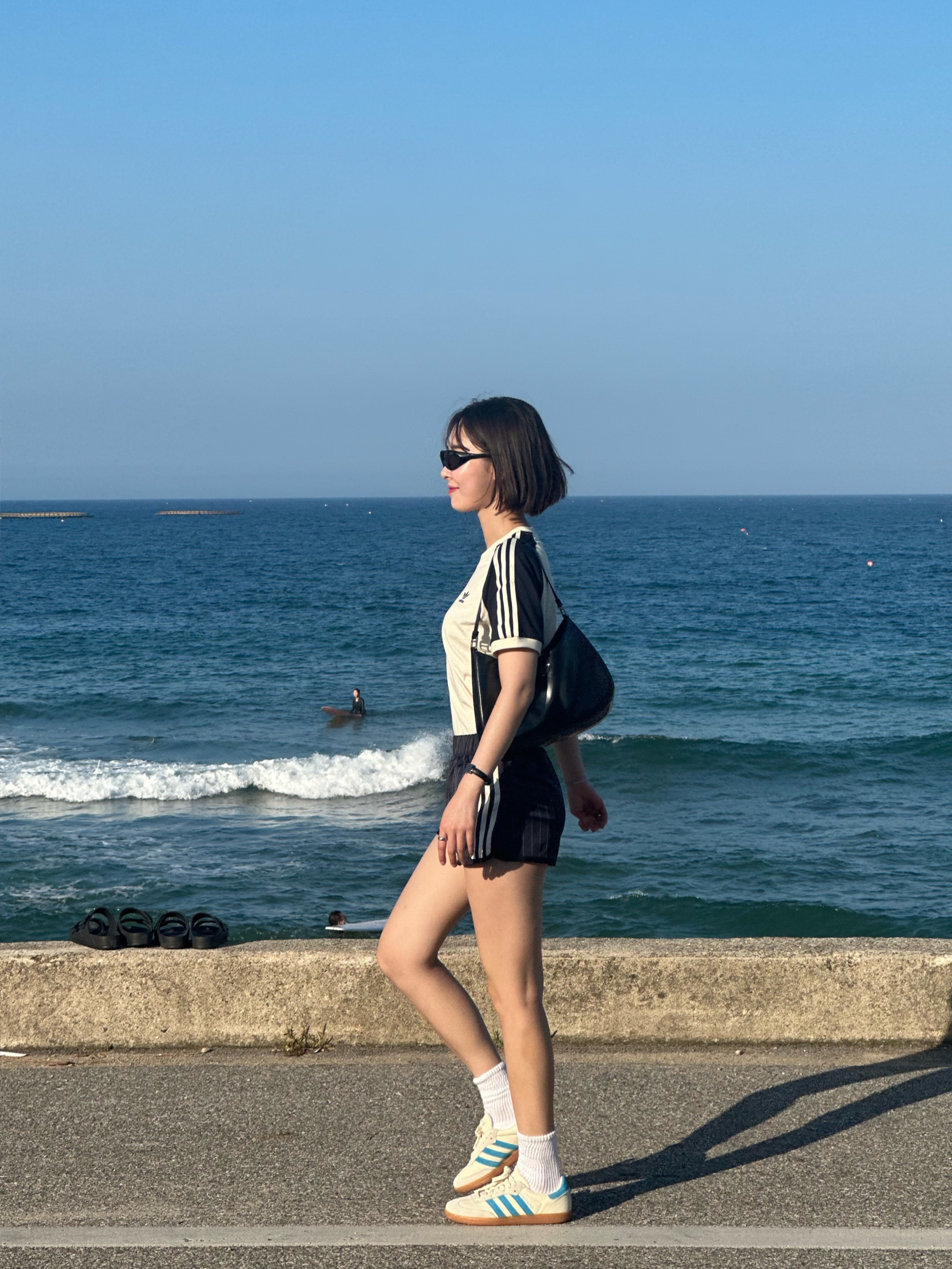Oakley Eye Jacket Redux Matte Black Frame Prizm Grey Lenses High Bridge Fit, Adidas x Sporty & Rich Samba Cream Blue 착용 스타일 - 1