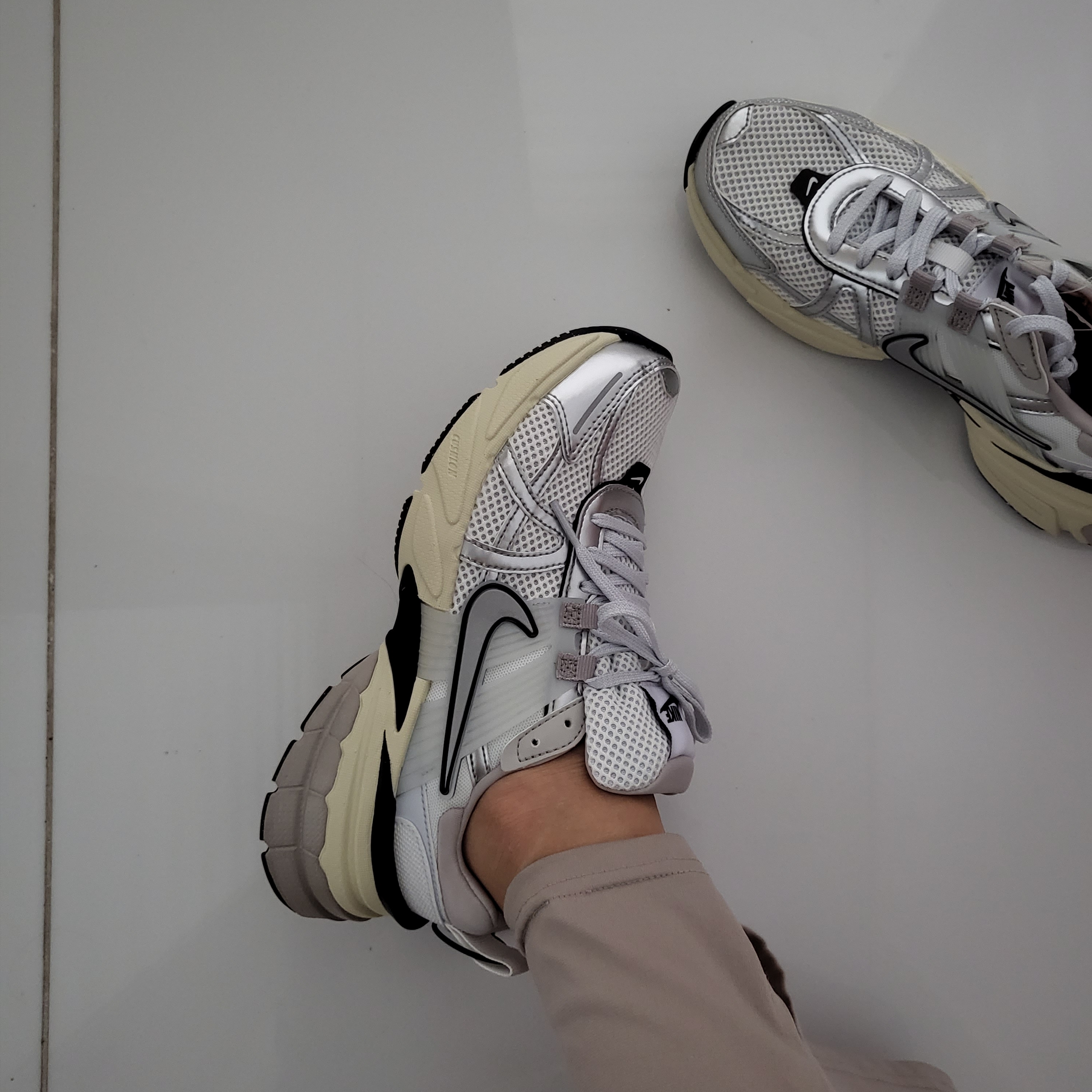 Nike V2K Run Summit White Metallic Silver 착용 스타일