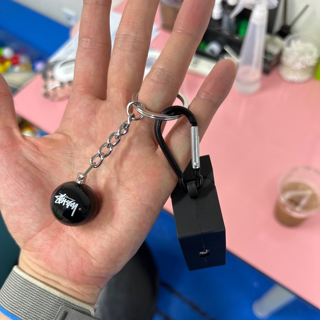 Stussy 8 Ball Keychain Black 착용 스타일