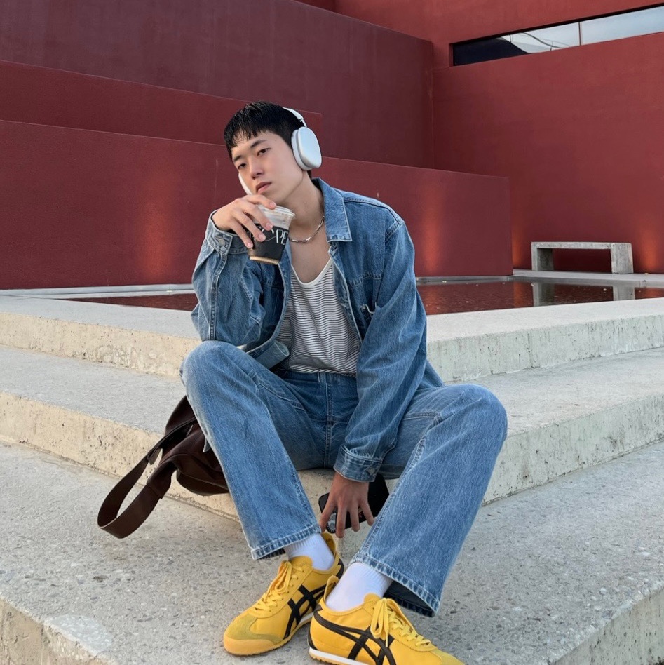 Apple AirPods Max Lightning Silver (Korean Ver.), Onitsuka Tiger Mexico 66 Yellow Black 착용 스타일