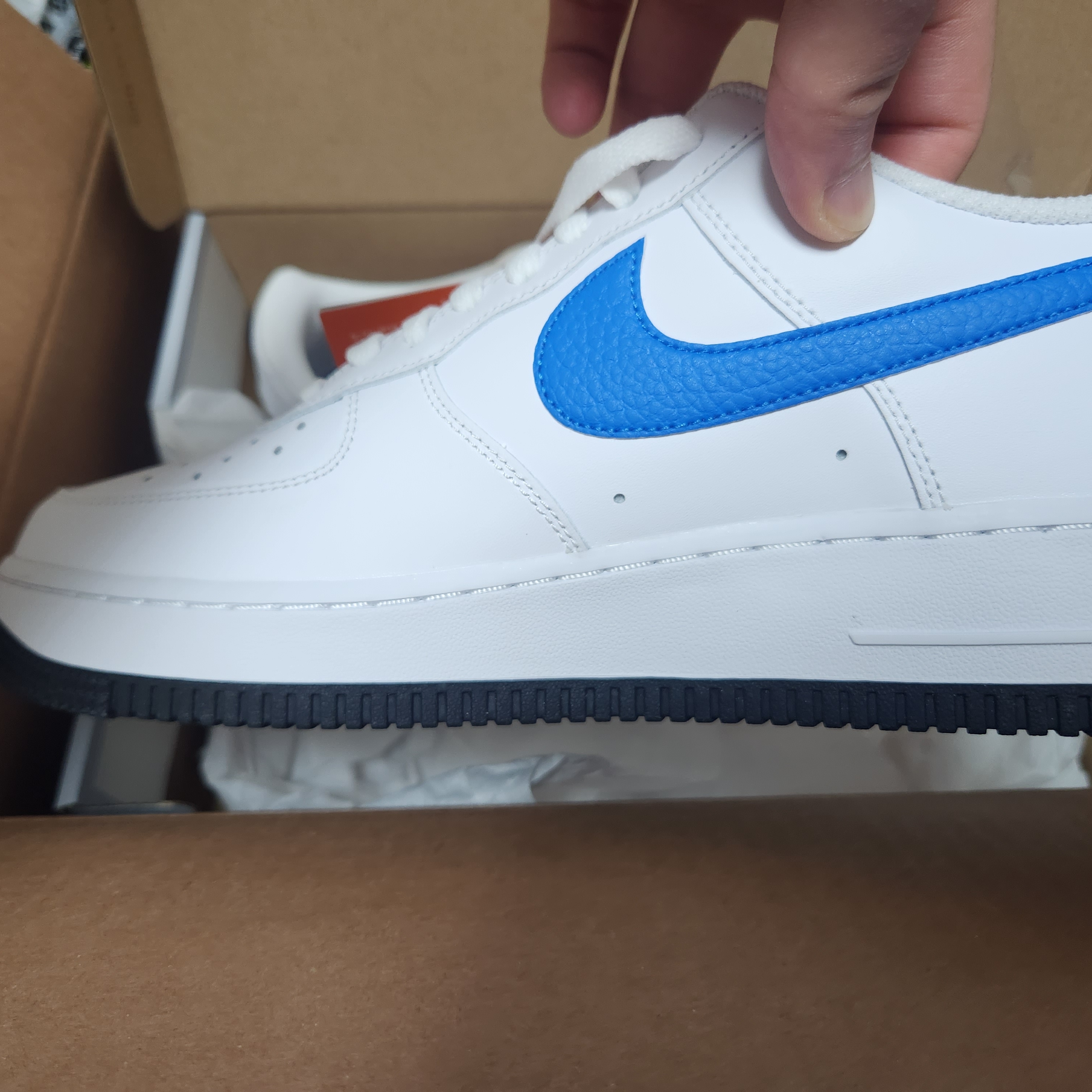 Nike Air Force 1 '07 Mismatch Swooshes White 착용 스타일 - 2