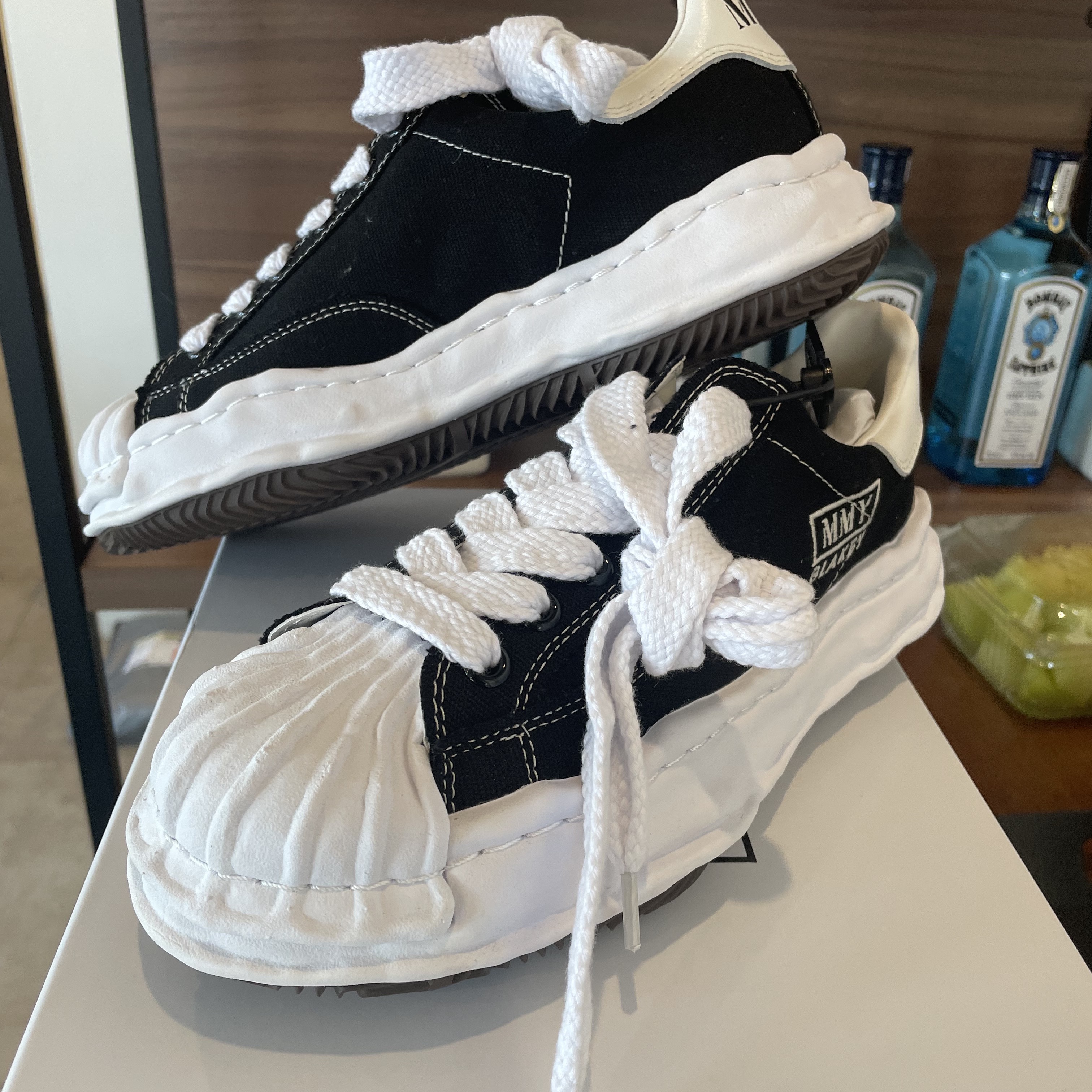 Maison Mihara Yasuhiro Blakey OG Sole Canvas Low-top Sneakers Black White 착용 스타일