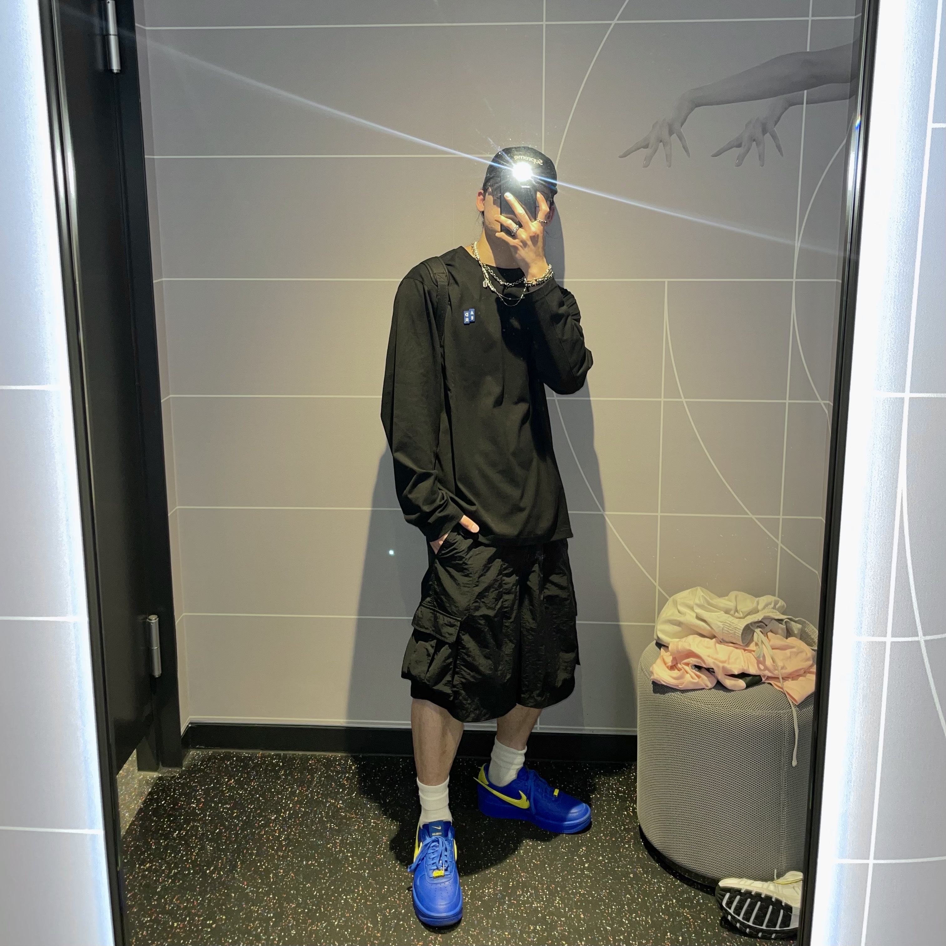 Nike x Ambush Air Force 1 Low SP Game Royal and Vivid Sulfur, Ader Error Sig; TRS/BL Tag LS T-Shirt 01 Black 착용 스타일 - 1