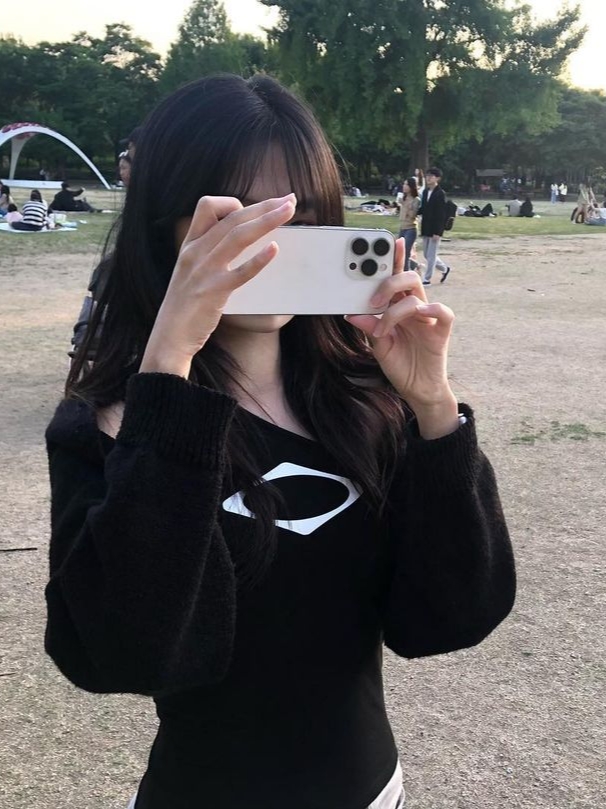 (W) Mischief Rhombus One Shoulder Top Black, (W) Mischief Rhombus One Shoulder Top Pale Violet 착용 스타일