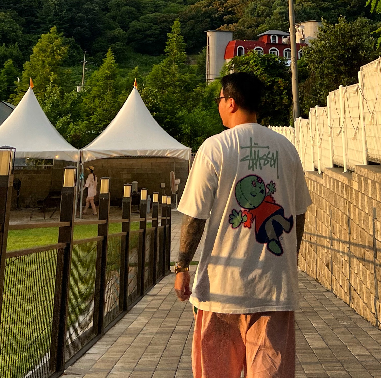 Stussy Dollie Pigment Dyed T-Shirt Natural 착용 스타일