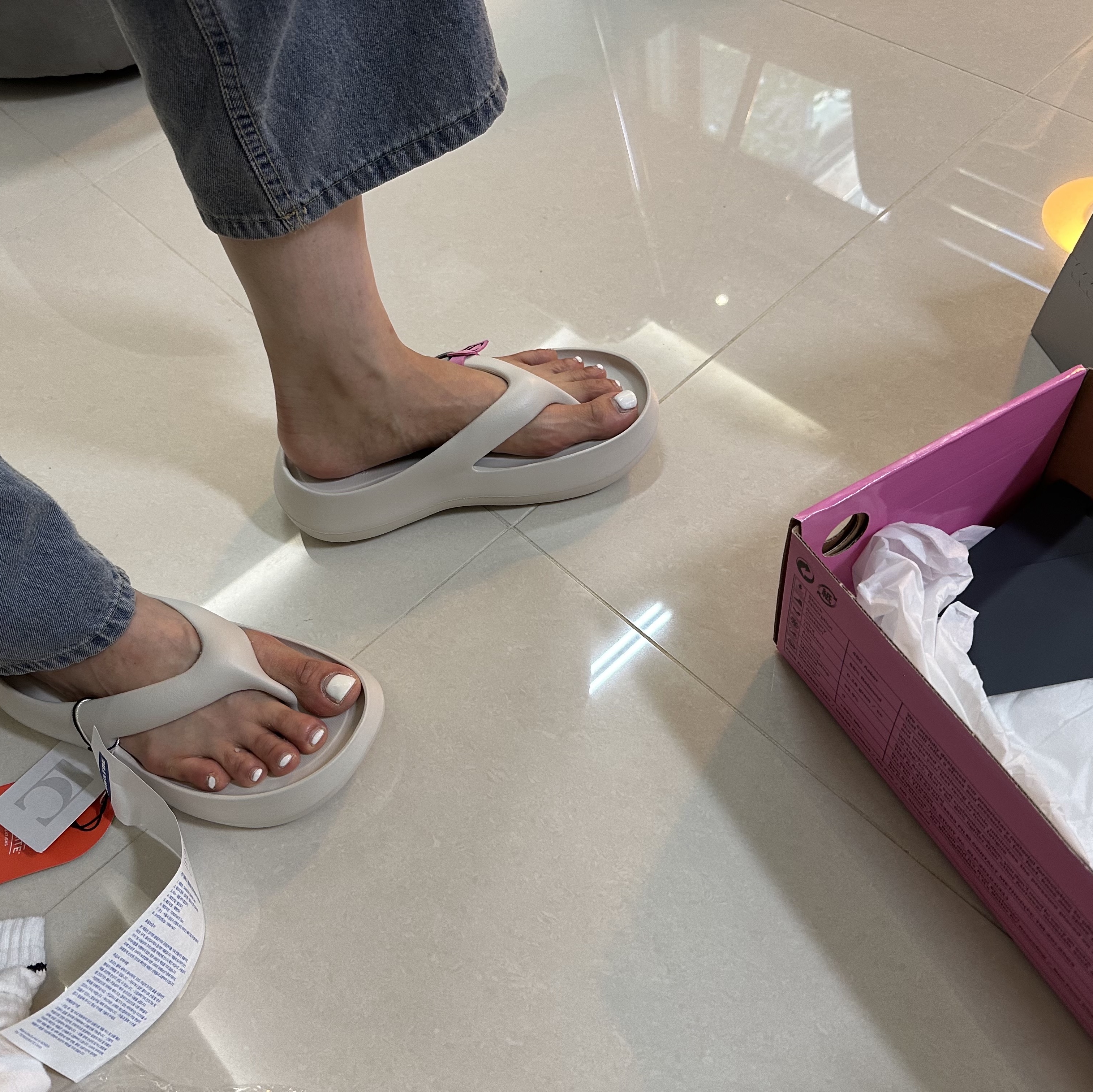 Taw&Toe x Low Classic Platform Flip Flop Cream 착용 스타일 - 3