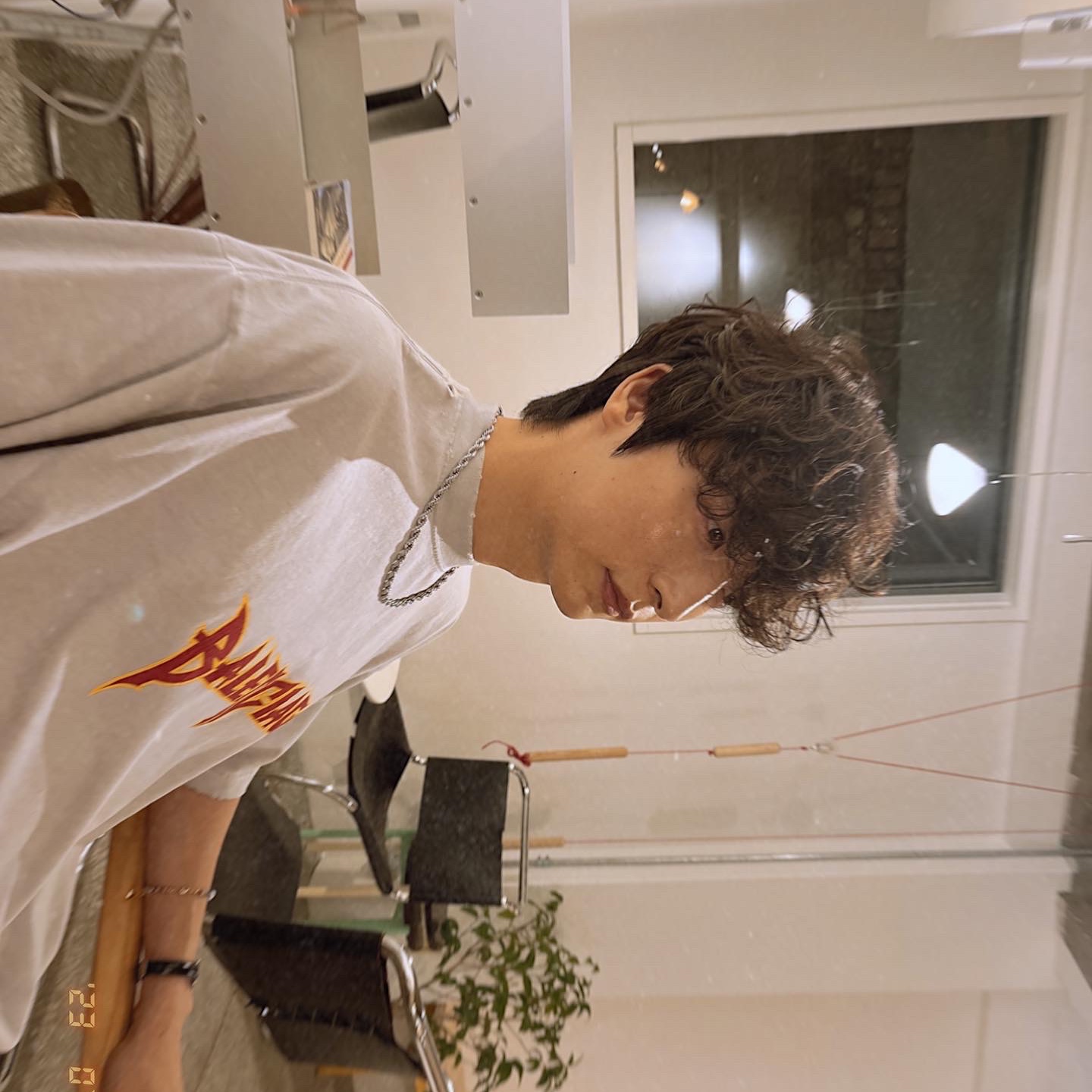 Balenciaga Metal Oversized Fit T-Shirt White Vintage, Bottega Veneta Rubber Flash Clog Kiwi 착용 스타일 - 5