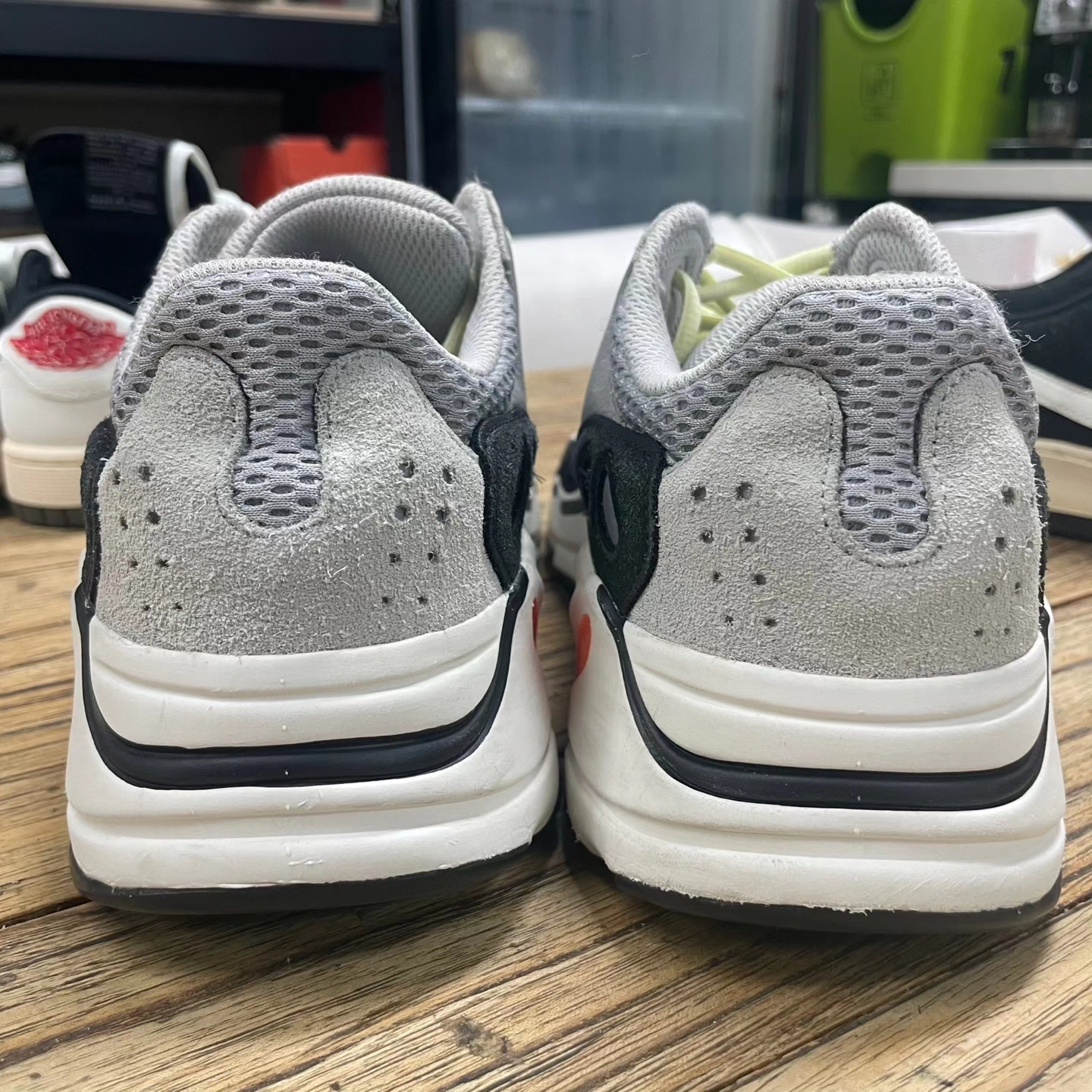 Adidas Yeezy Boost 700 Wave Runner Solid Grey 2017/2019 착용 스타일 - 2