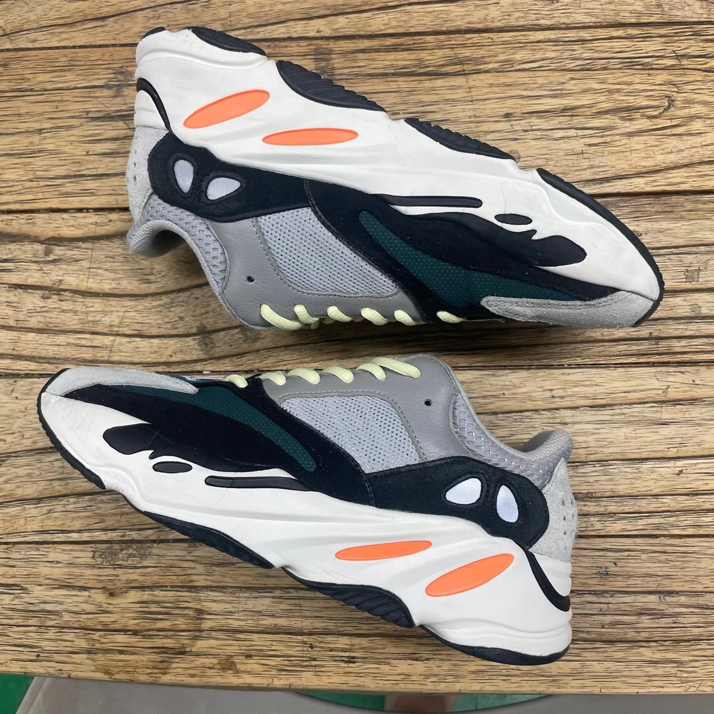 Adidas Yeezy Boost 700 Wave Runner Solid Grey 2017/2019 착용 스타일 - 3