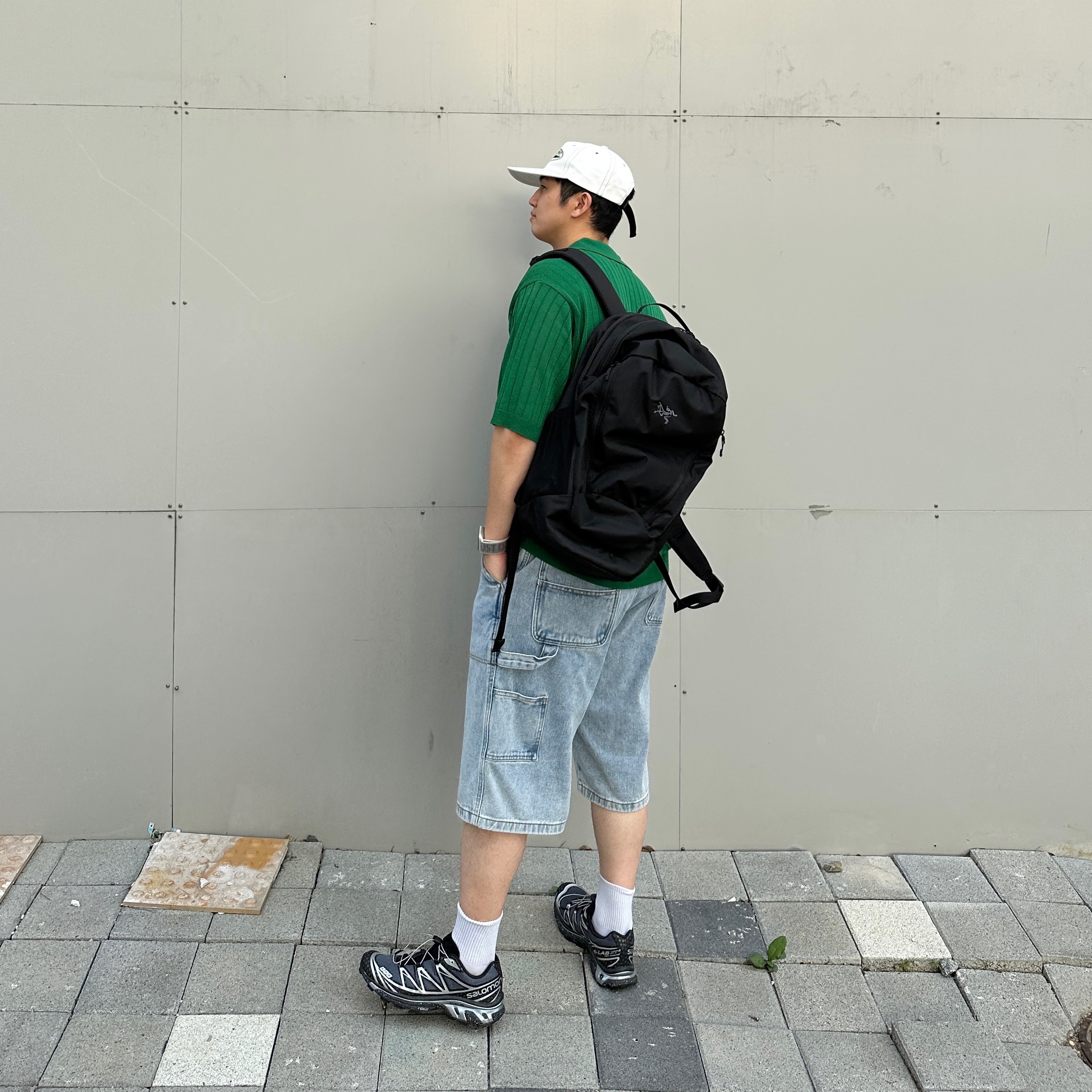 Salomon x Atmos XT-6 Black Silver, Arc'teryx Mantis 26 Backpack Black 착용 스타일 - 1
