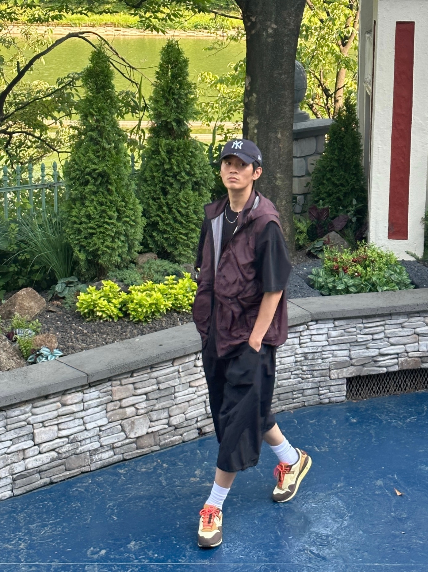 Nike x Travis Scott Air Max 1 Cact.us Brown, New Era x MoMA New York Yankees Cap Navy 착용 스타일 - 2