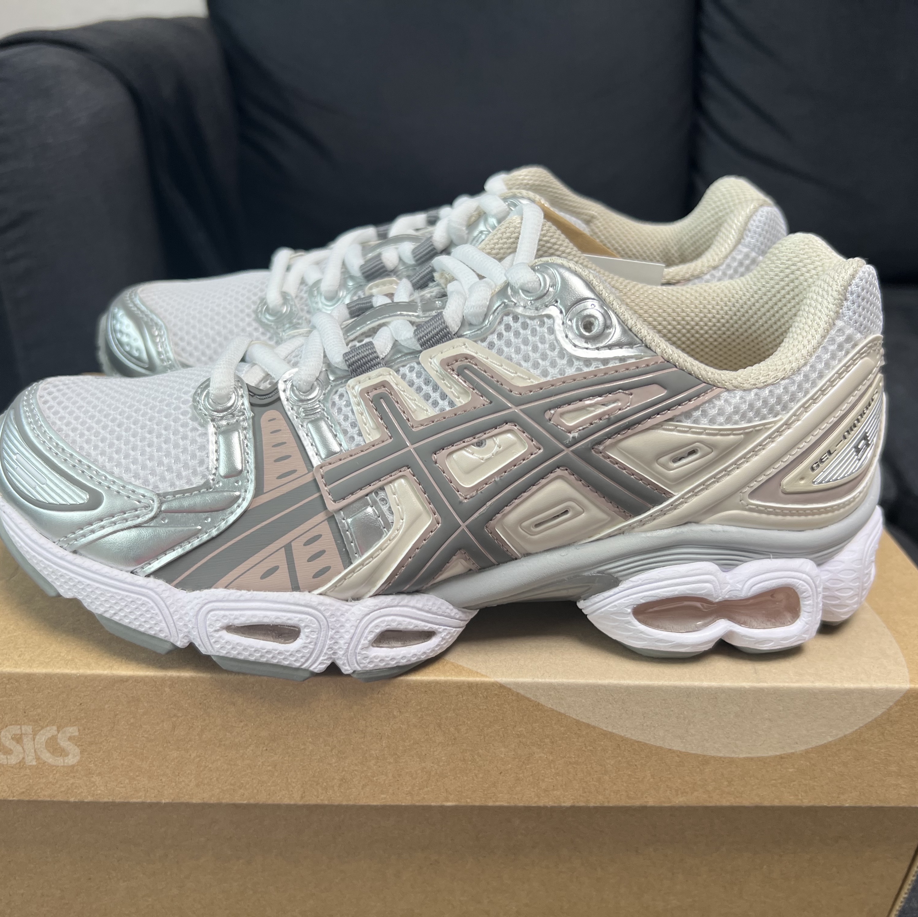 (W) Asics Gel-Nimbus 9 White Oatmeal 착용 스타일 - 2
