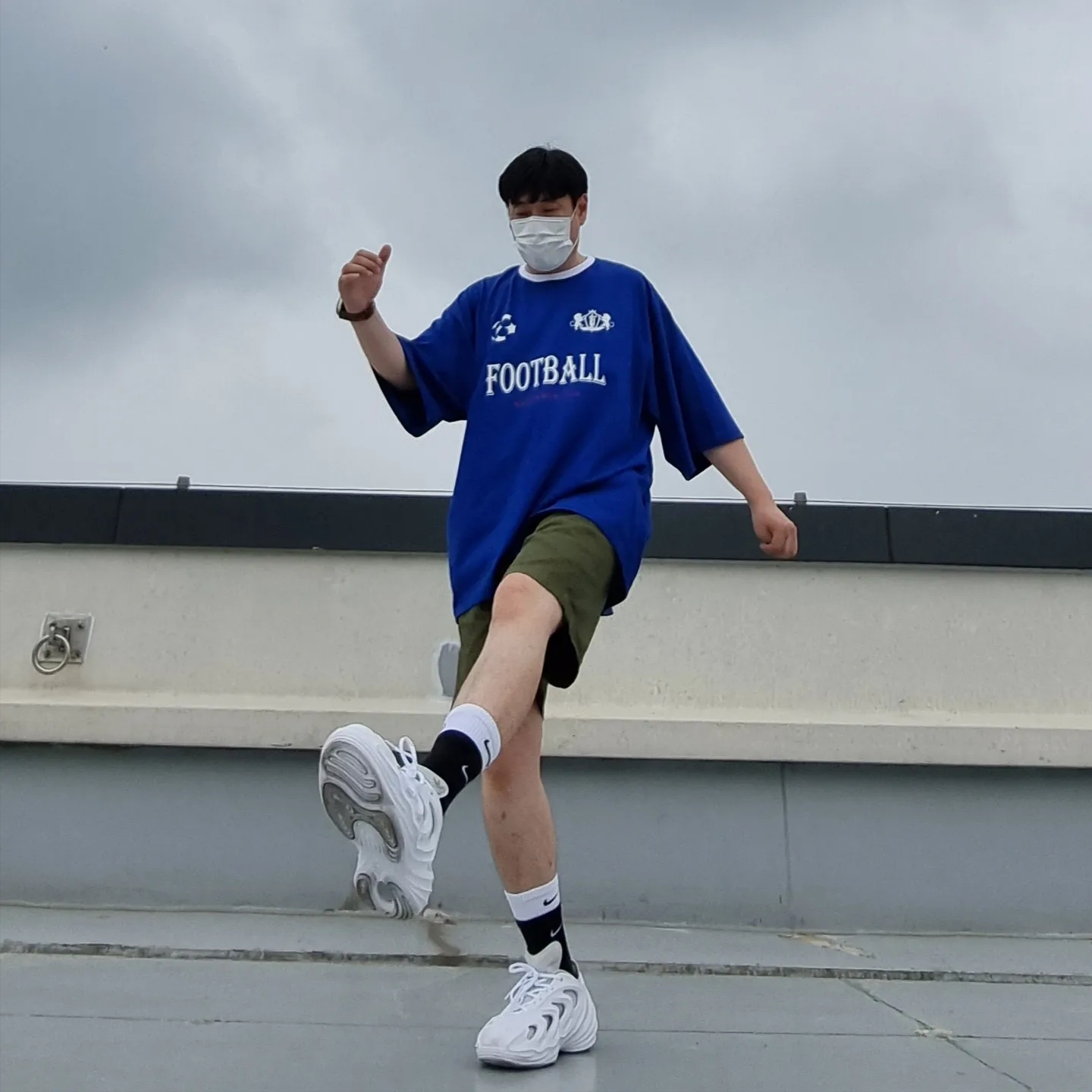 Adidas Adifom Q Cloud White Grey, Nike Everyday Plus Cushioned Training Crew Socks Black White (Korean Ver.) 착용 스타일 - 1