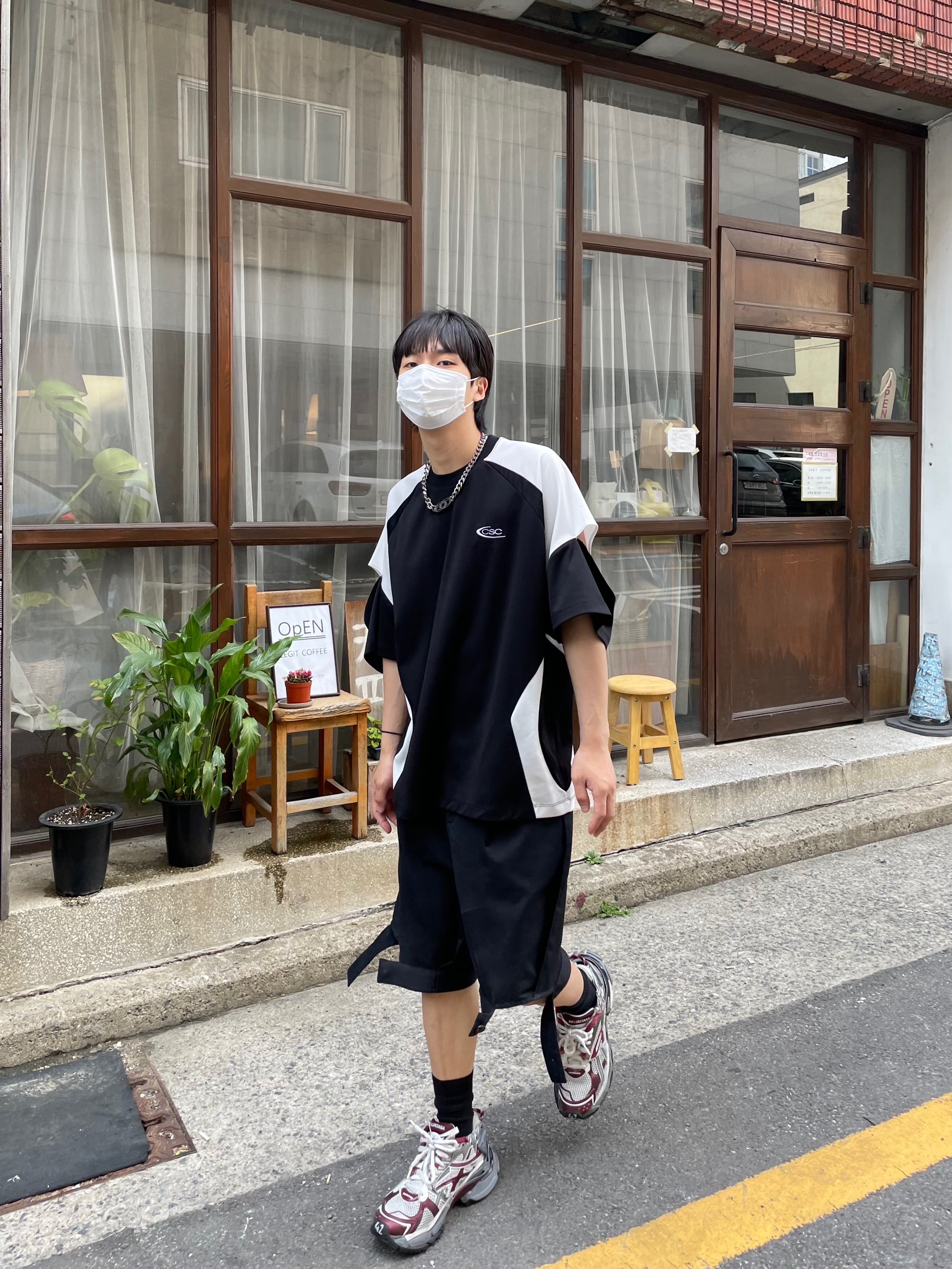 Balenciaga Runner Sneakers Grey Burgundy 착용 스타일 - 2