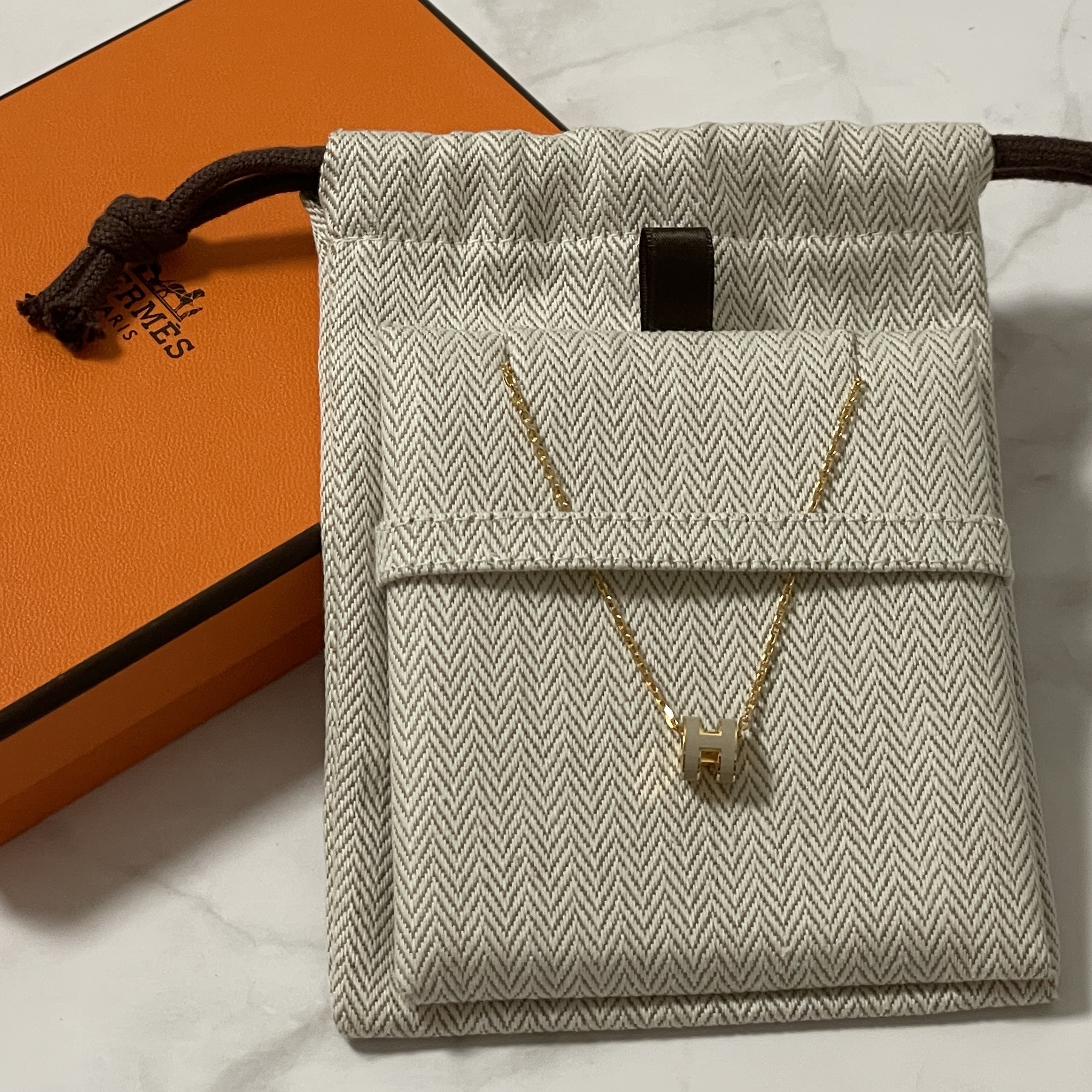 (W) Hermes Mini Pop H Pendant Gold & Marron Glace 착용 스타일
