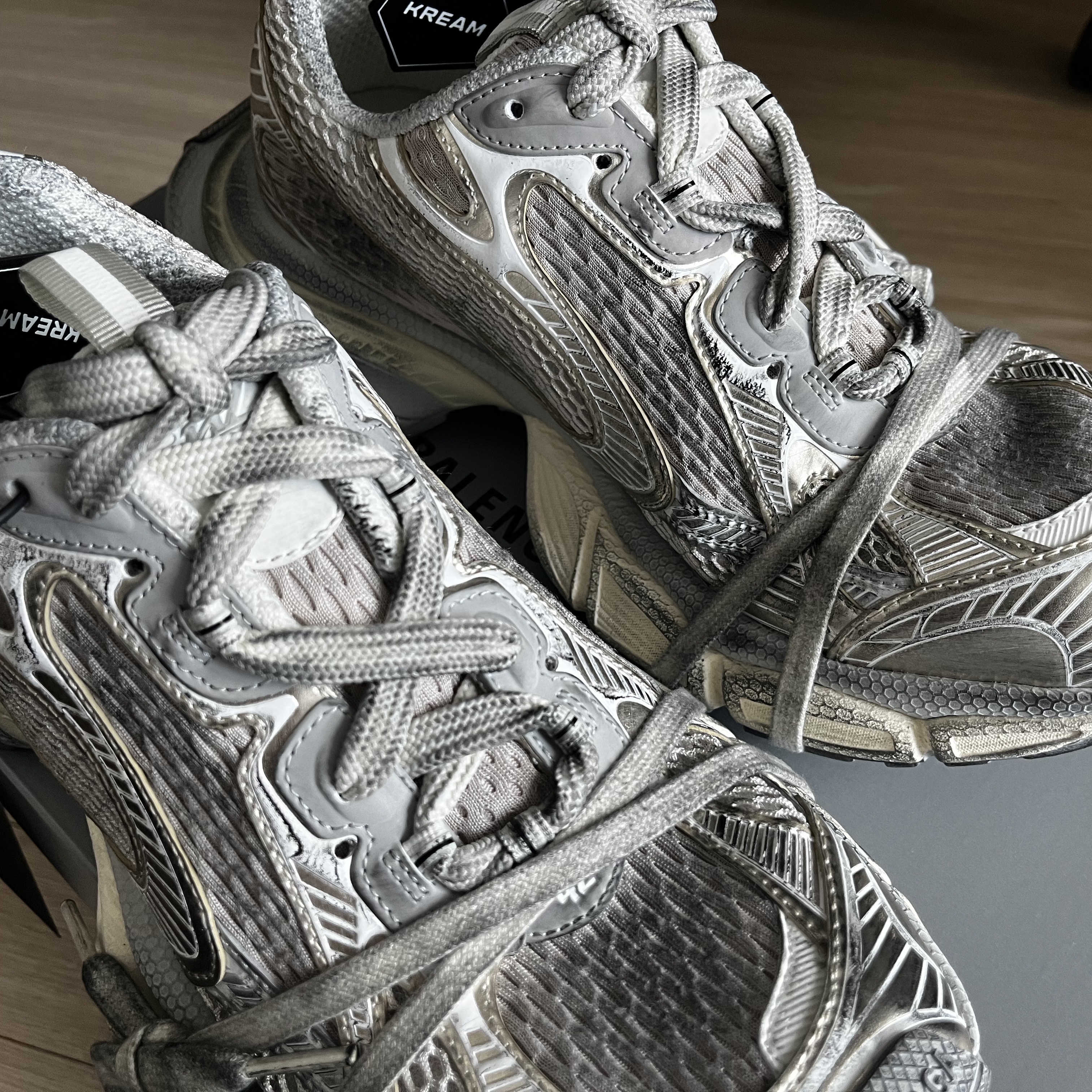 Balenciaga 3XL Sneakers Light Beige 착용 스타일