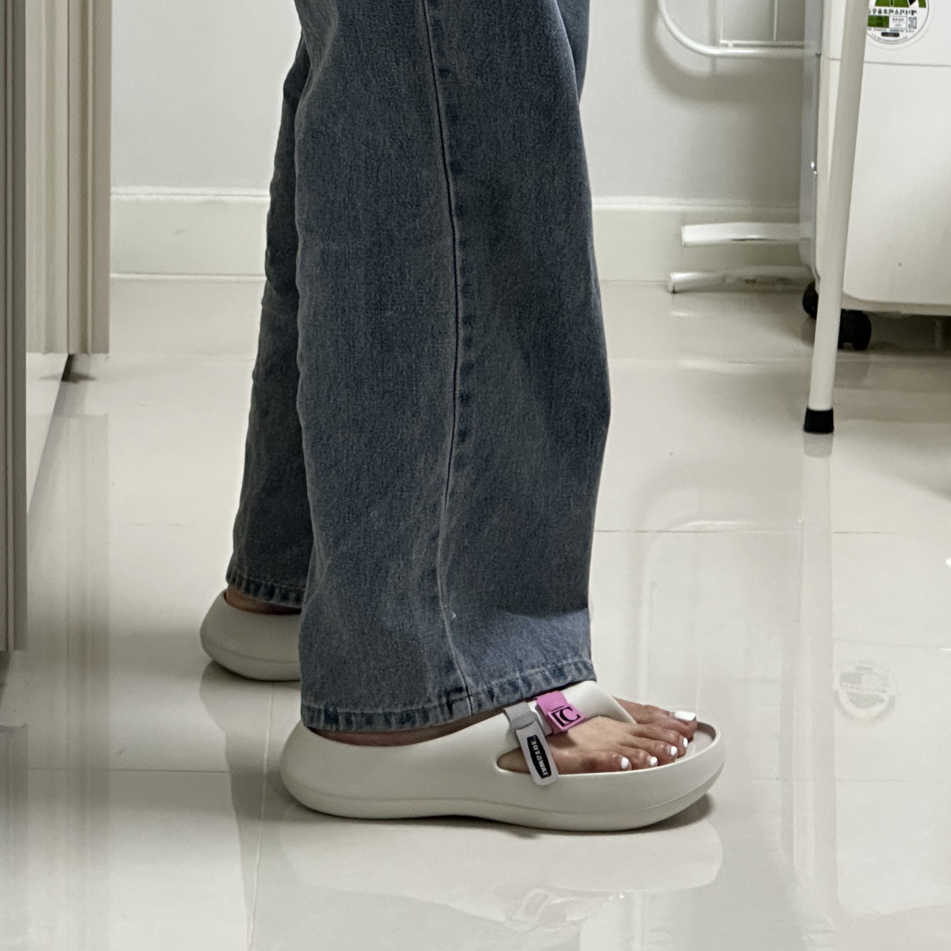 Taw&Toe x Low Classic Platform Flip Flop Cream 착용 스타일 - 1