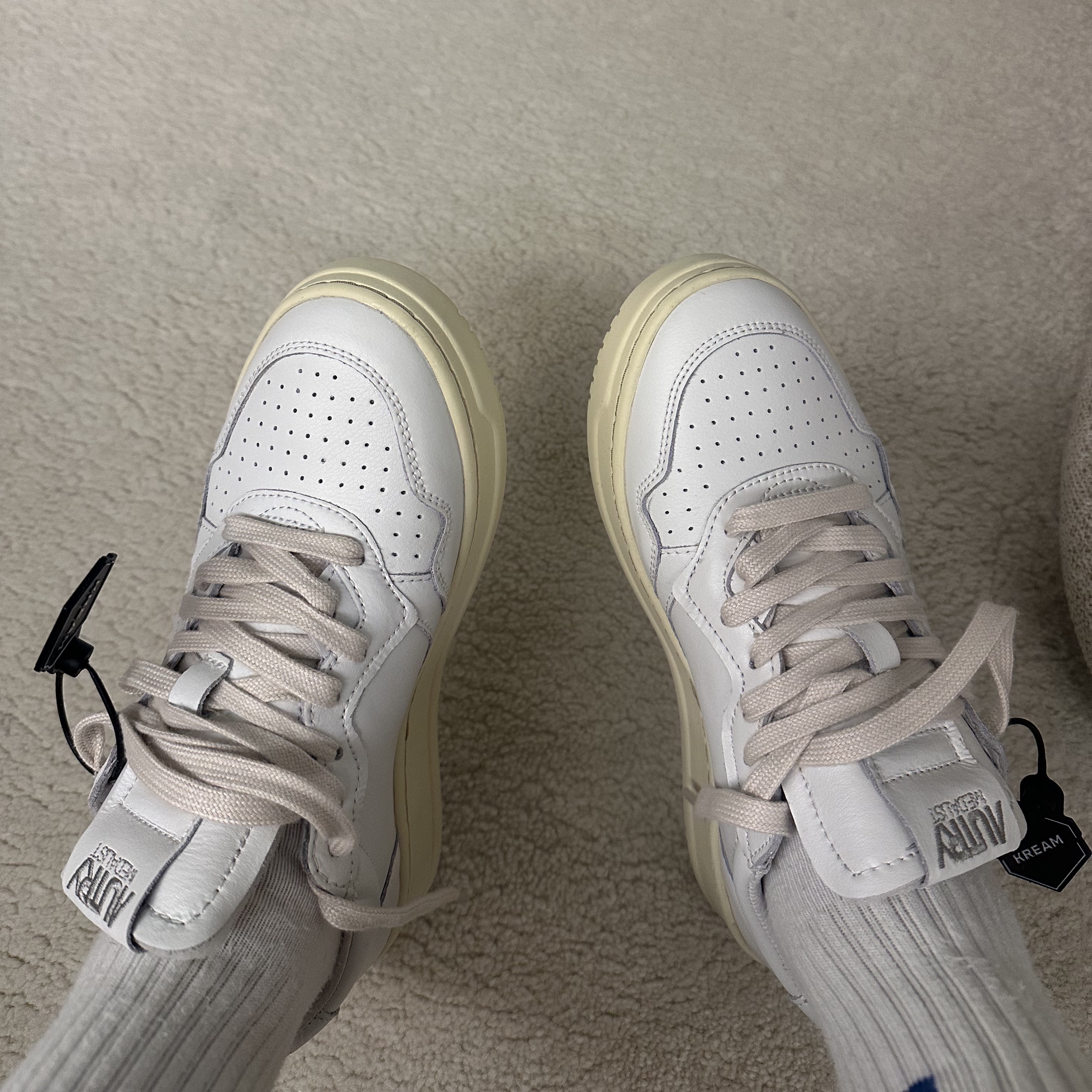 Autry Medalist Low Leather Sneakers White 착용 스타일