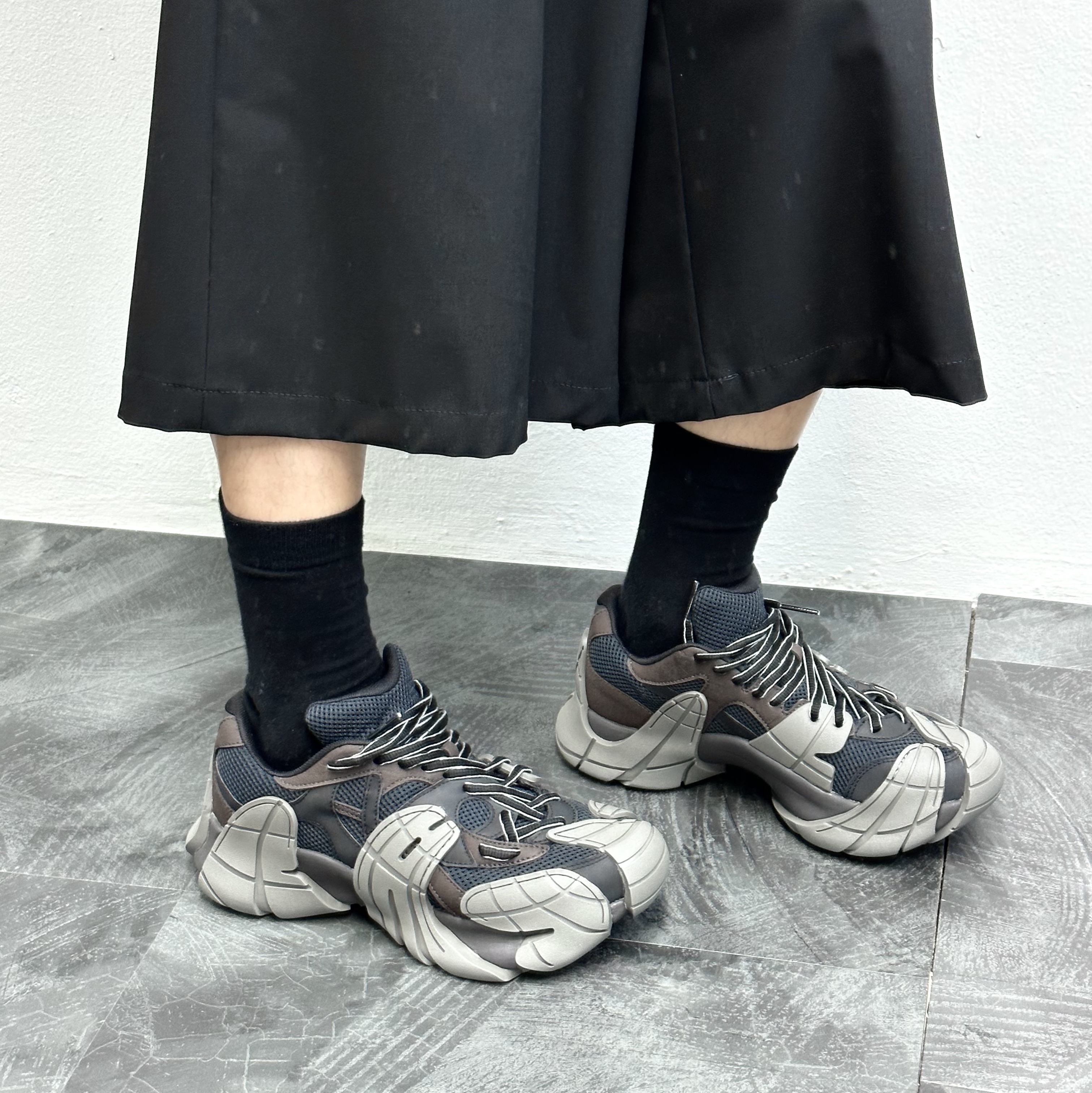 Camper Tormenta Black Gray 착용 스타일