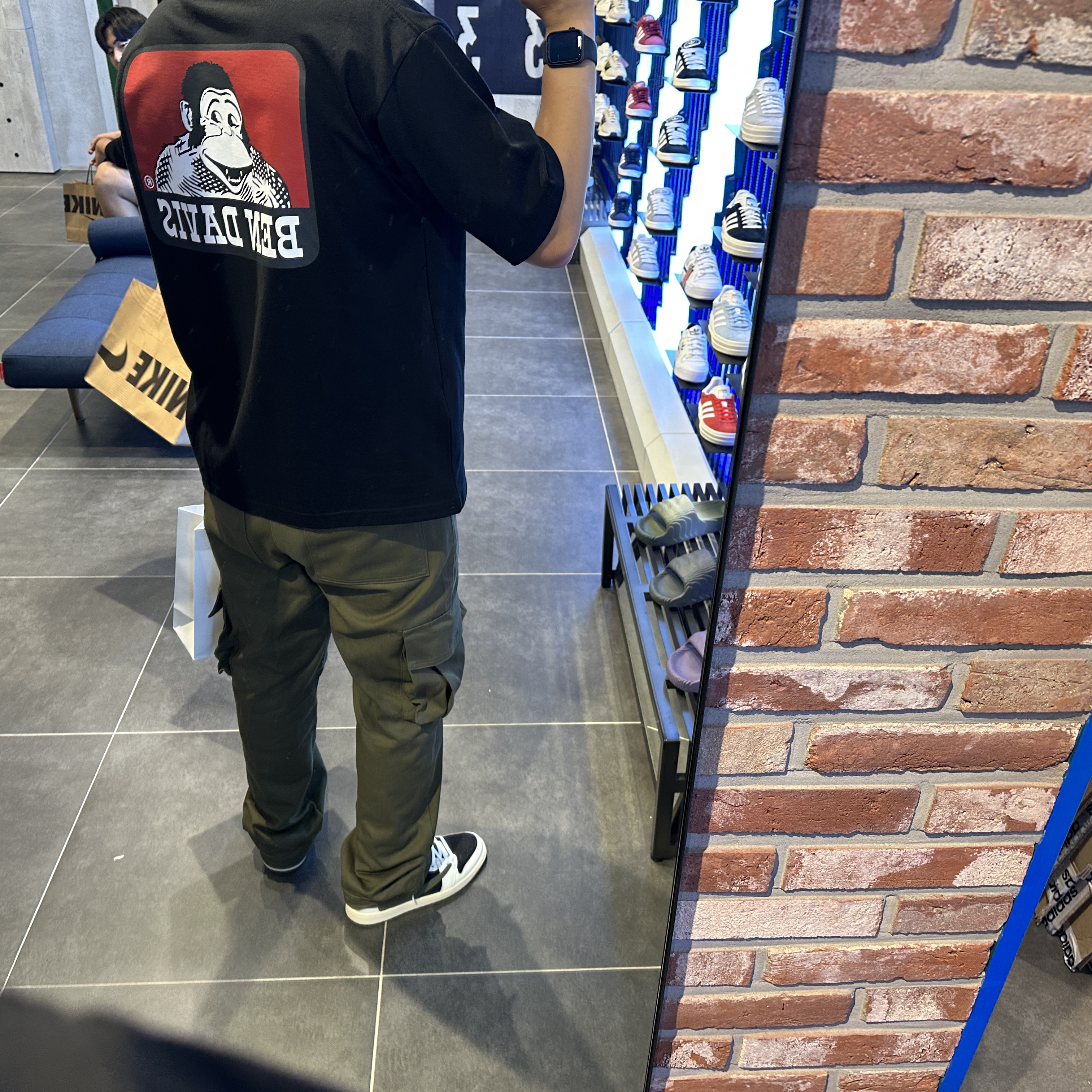 (W) Jordan 1 x Travis Scott Retro Low OG SP Medium Olive, Apple Watch SE 44mm GPS Midnight Aluminum Case with Sport Band Midnight (Korean Ver.) 착용 스타일