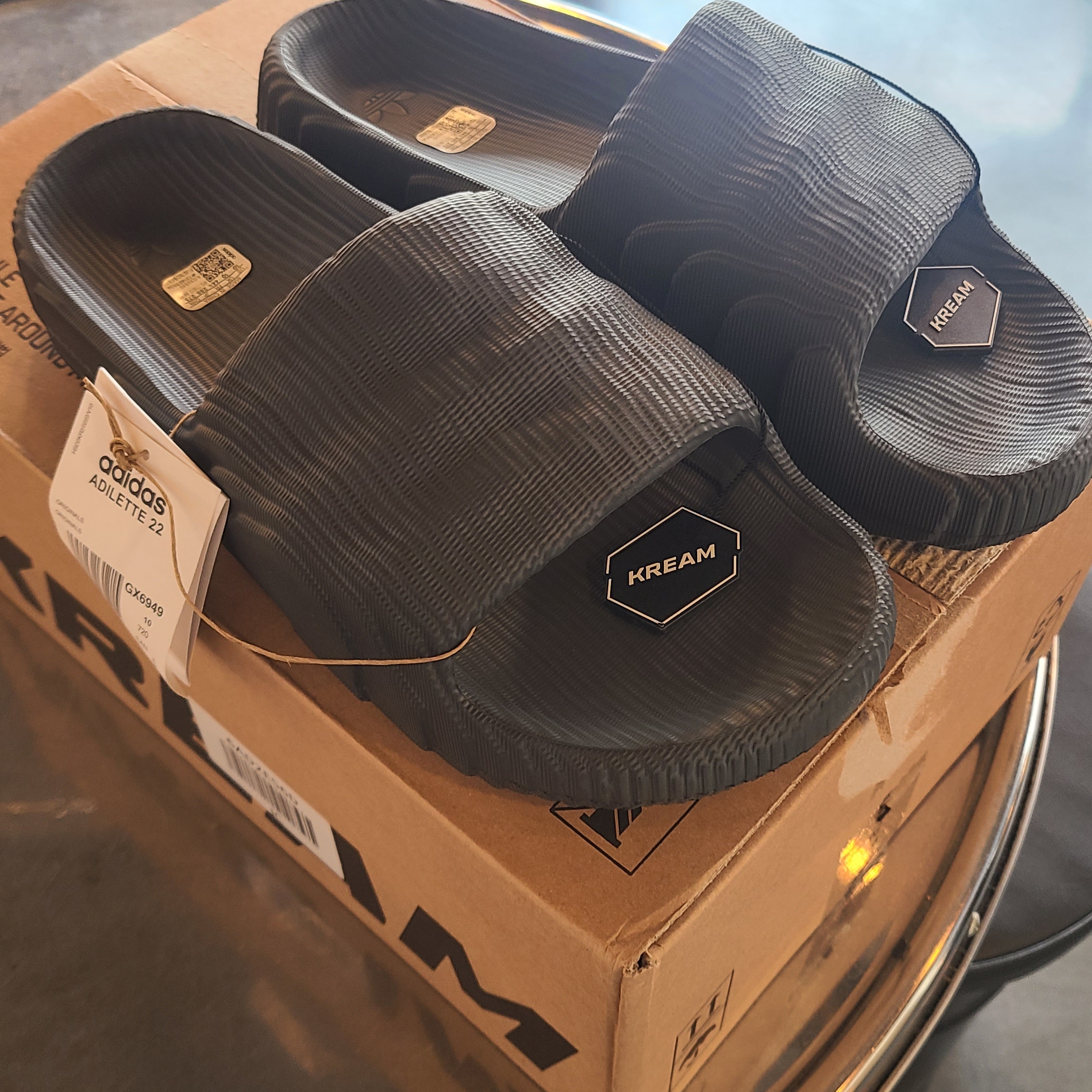 Adidas Adilette 22 Carbon 착용 스타일