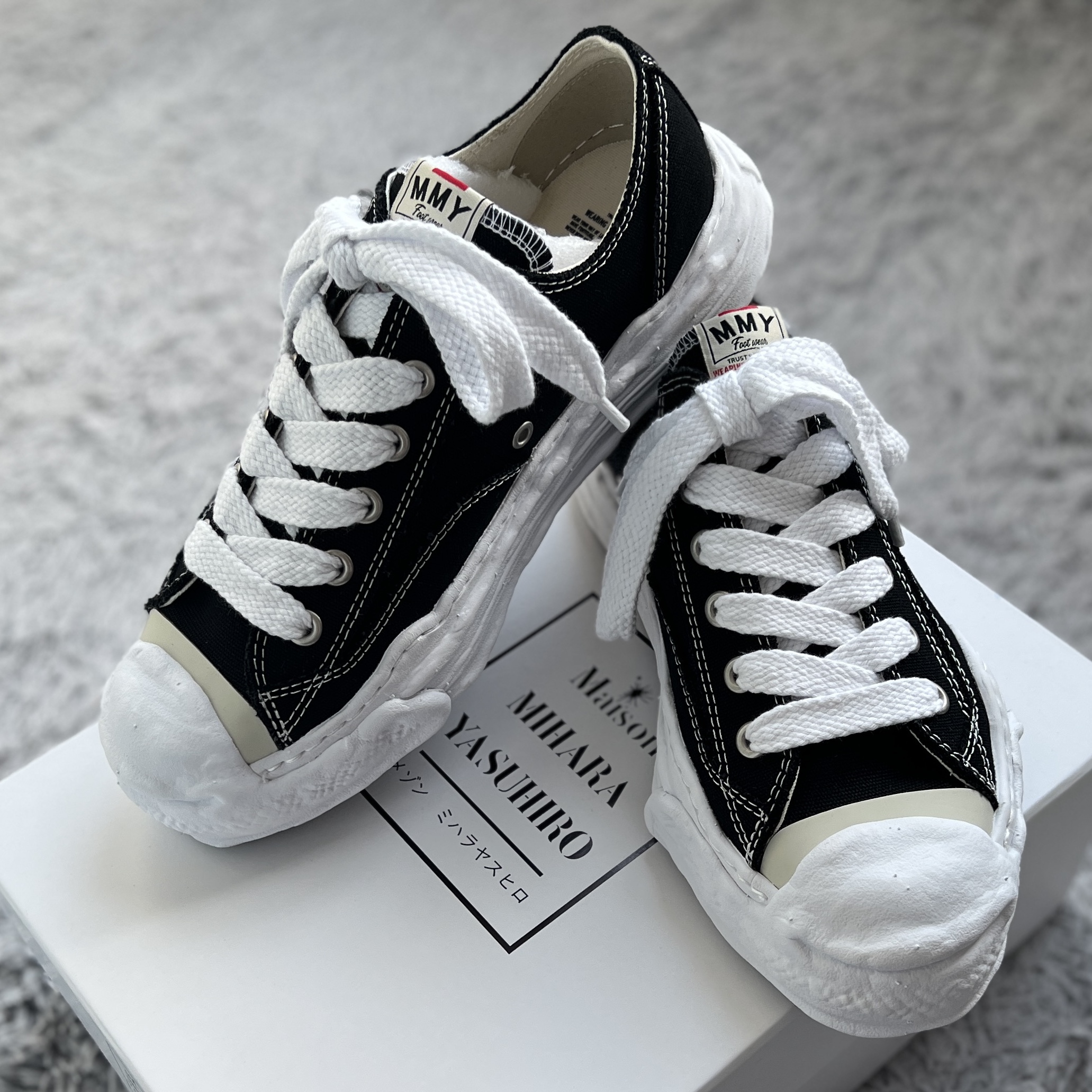 Maison Mihara Yasuhiro Hank OG Sole Canvas Low-top Sneakers Black 착용 스타일