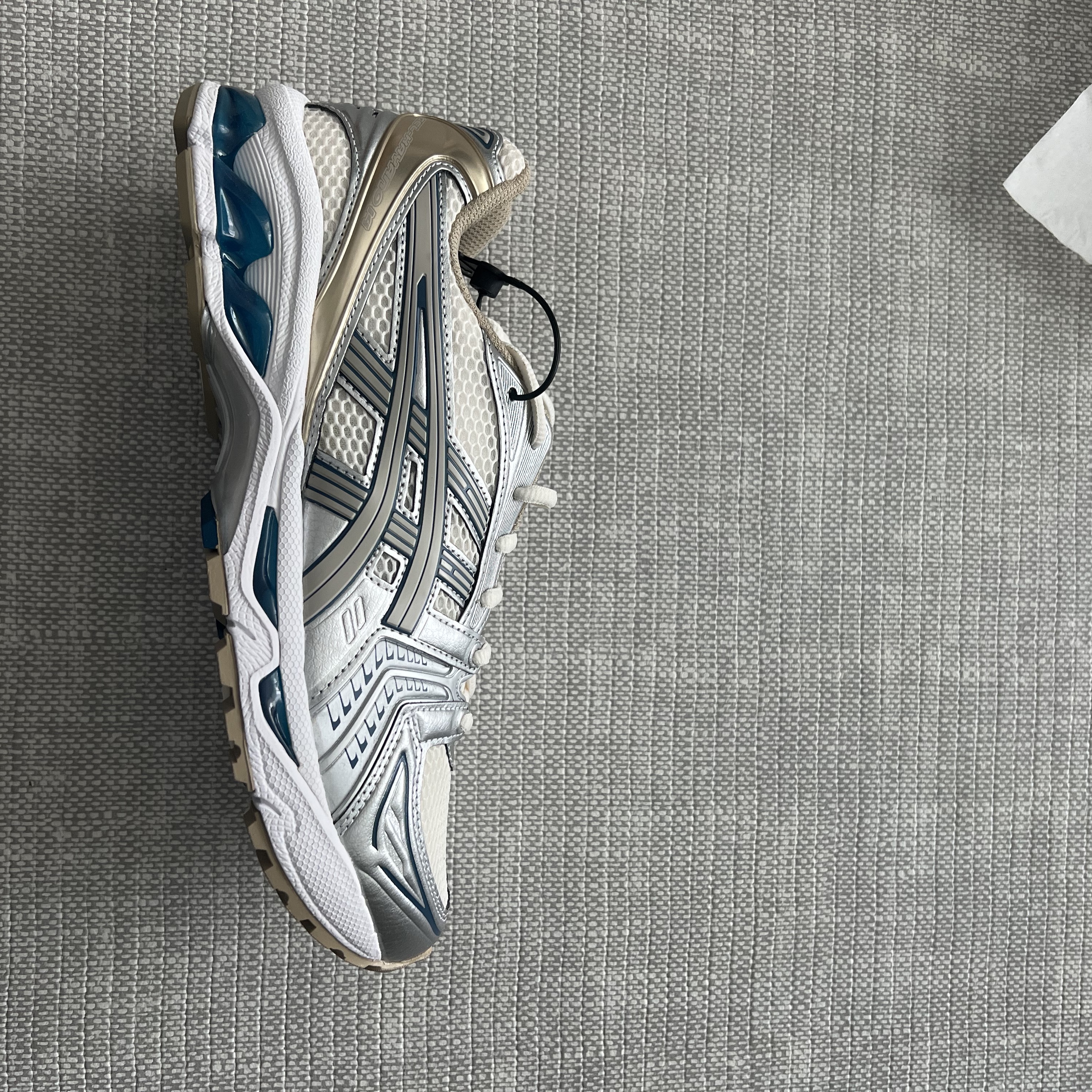 Asics Gel-Kayano 14 Cream Pure Silver 착용 스타일 - 3