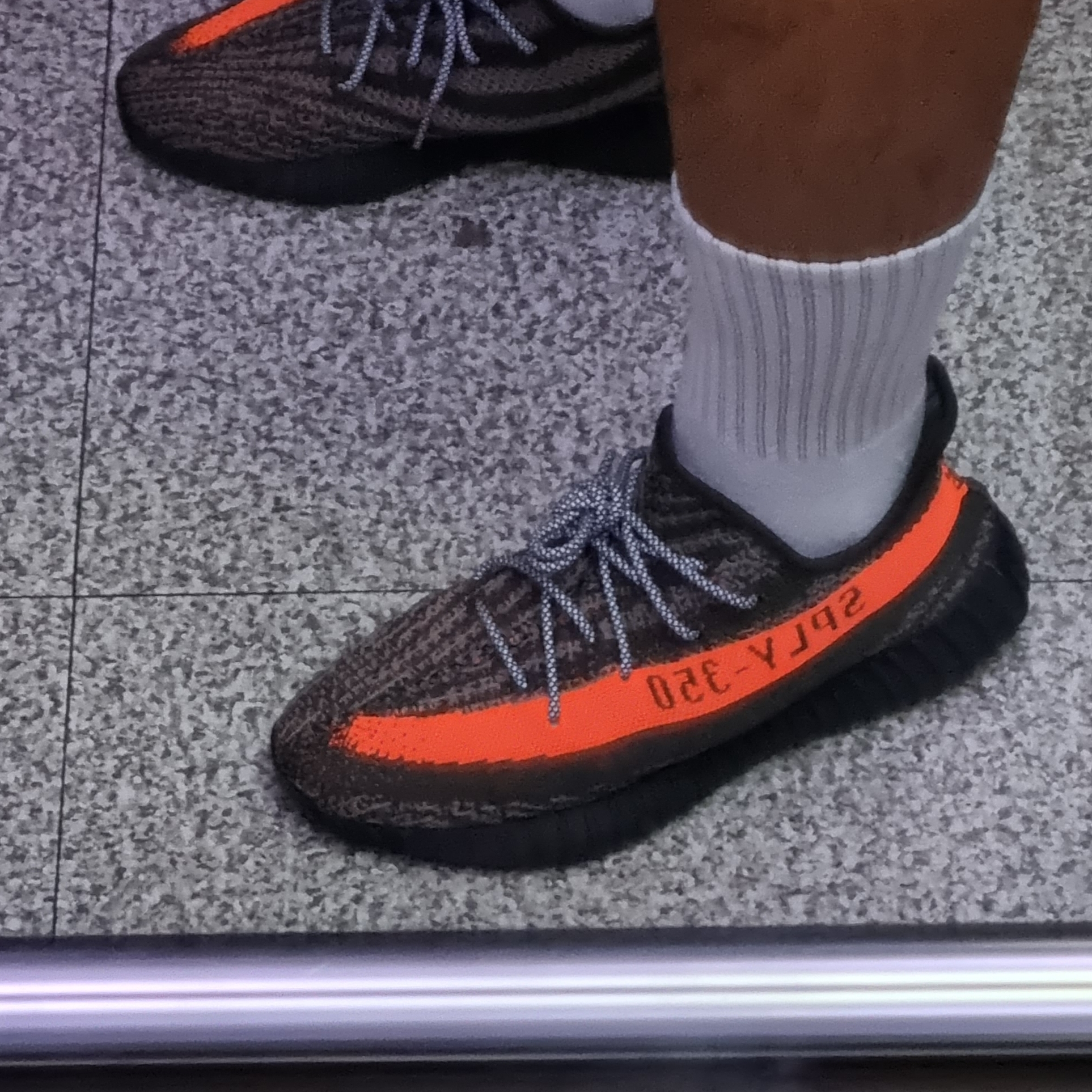 Adidas Yeezy Boost 350 V2 Carbon Beluga 착용 스타일